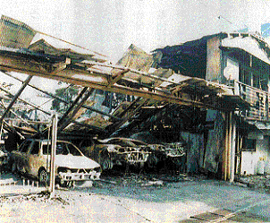 中核派によって放火された千葉県議会議員の事務所兼車庫および車両の写真