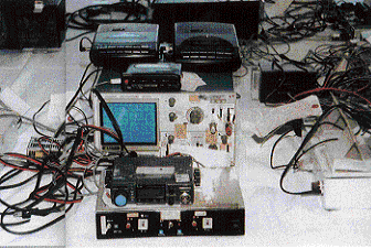 革マル派「浦安アジト」で押収された警察無線傍受のための無線機類の写真