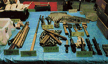 革マル派「厚木アジト」で押収された凶器類の写真