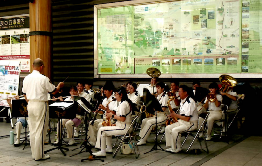 行基菩薩前での音楽隊の演奏光景