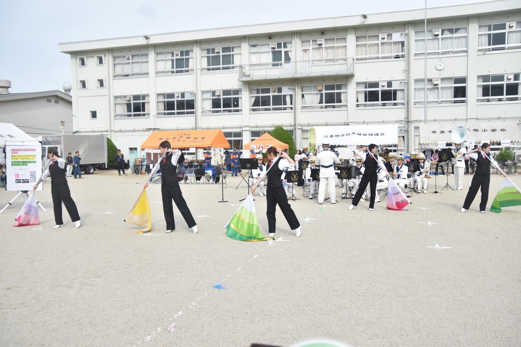 六条ふれあいまつりでの音楽隊の様子1