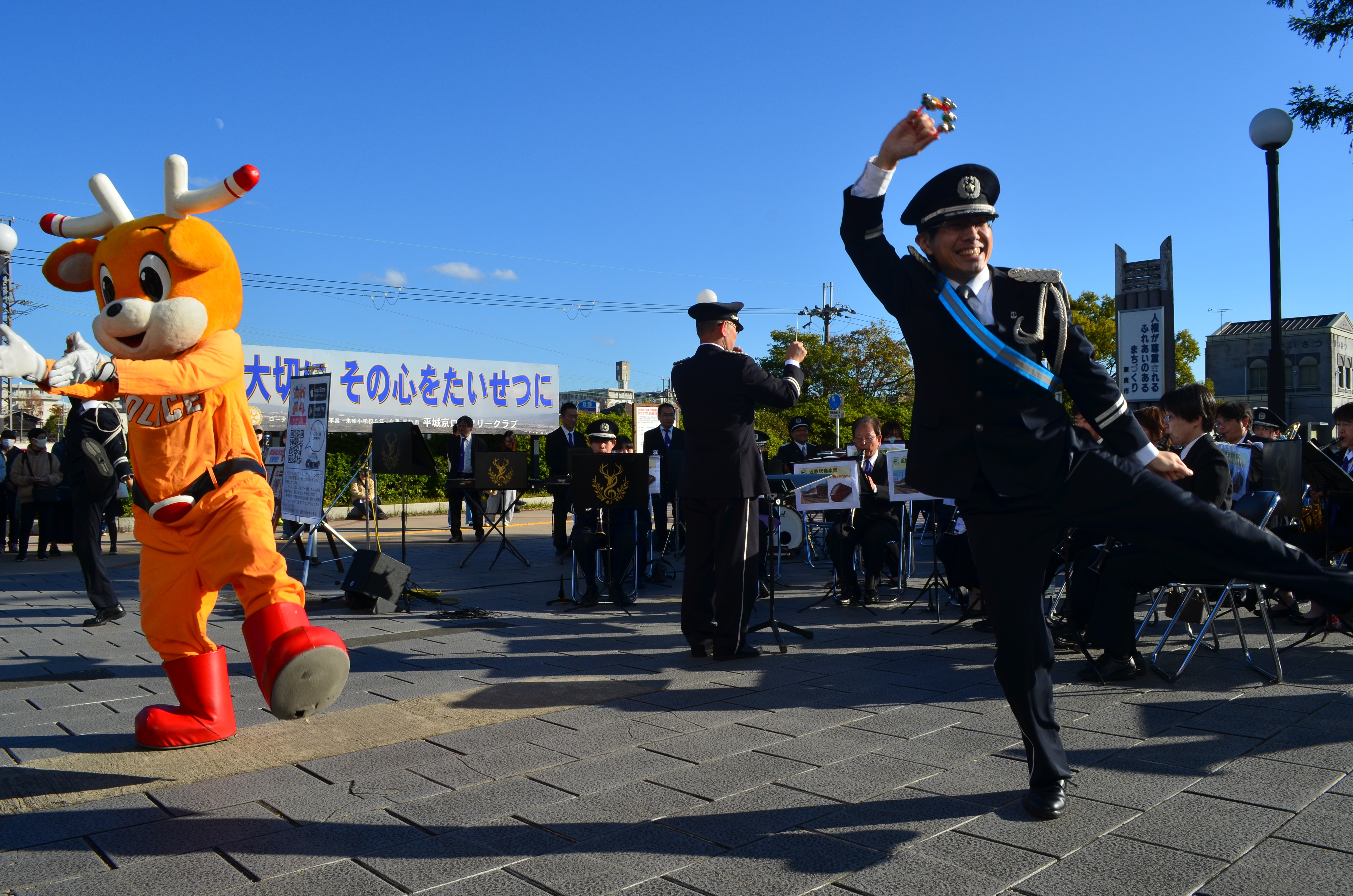 女性の被害防止啓発活動での音楽隊2