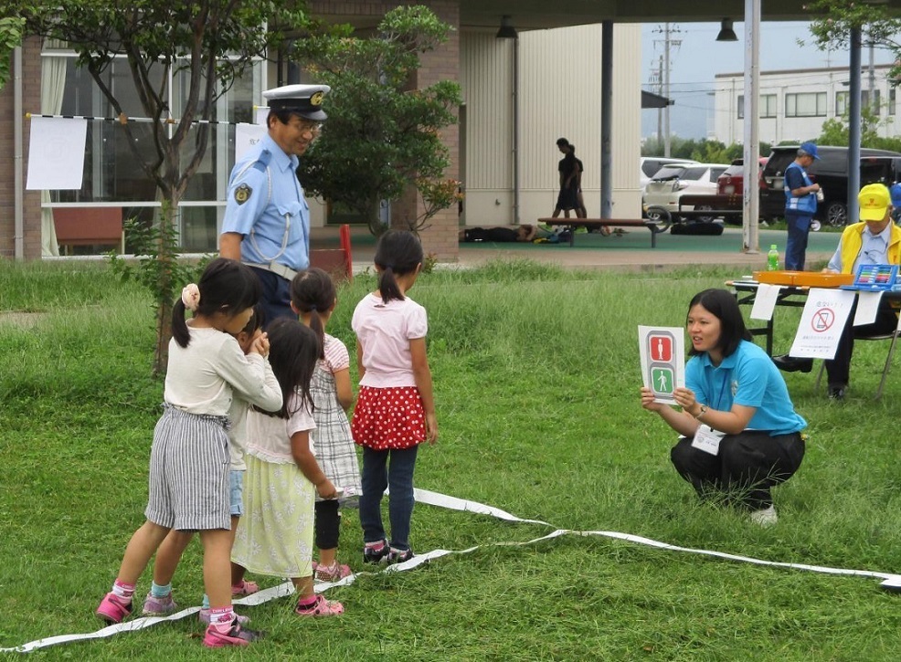 子供向けの○×クイズの様子