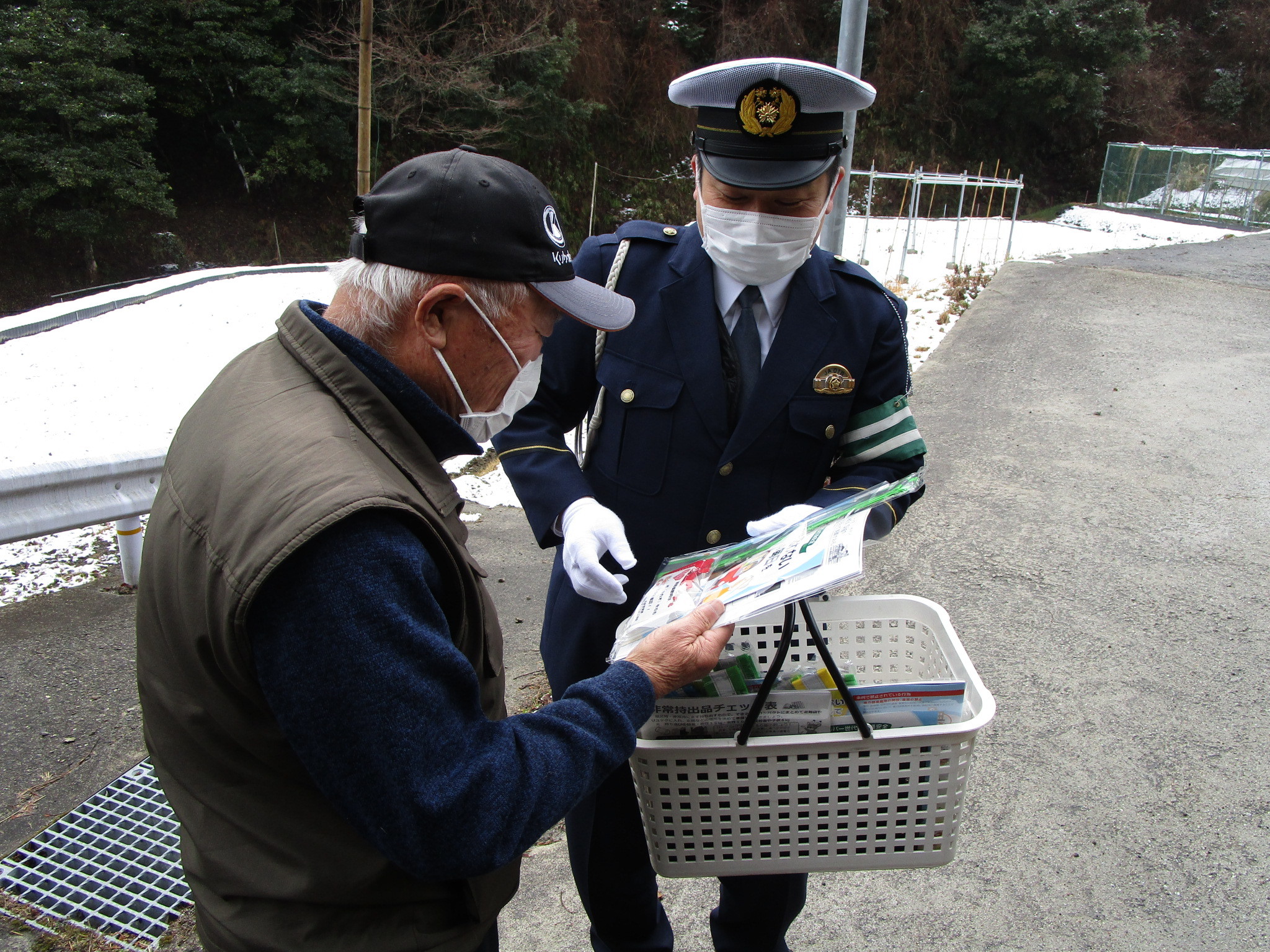 交通事故抑止広報啓発活動の様子2