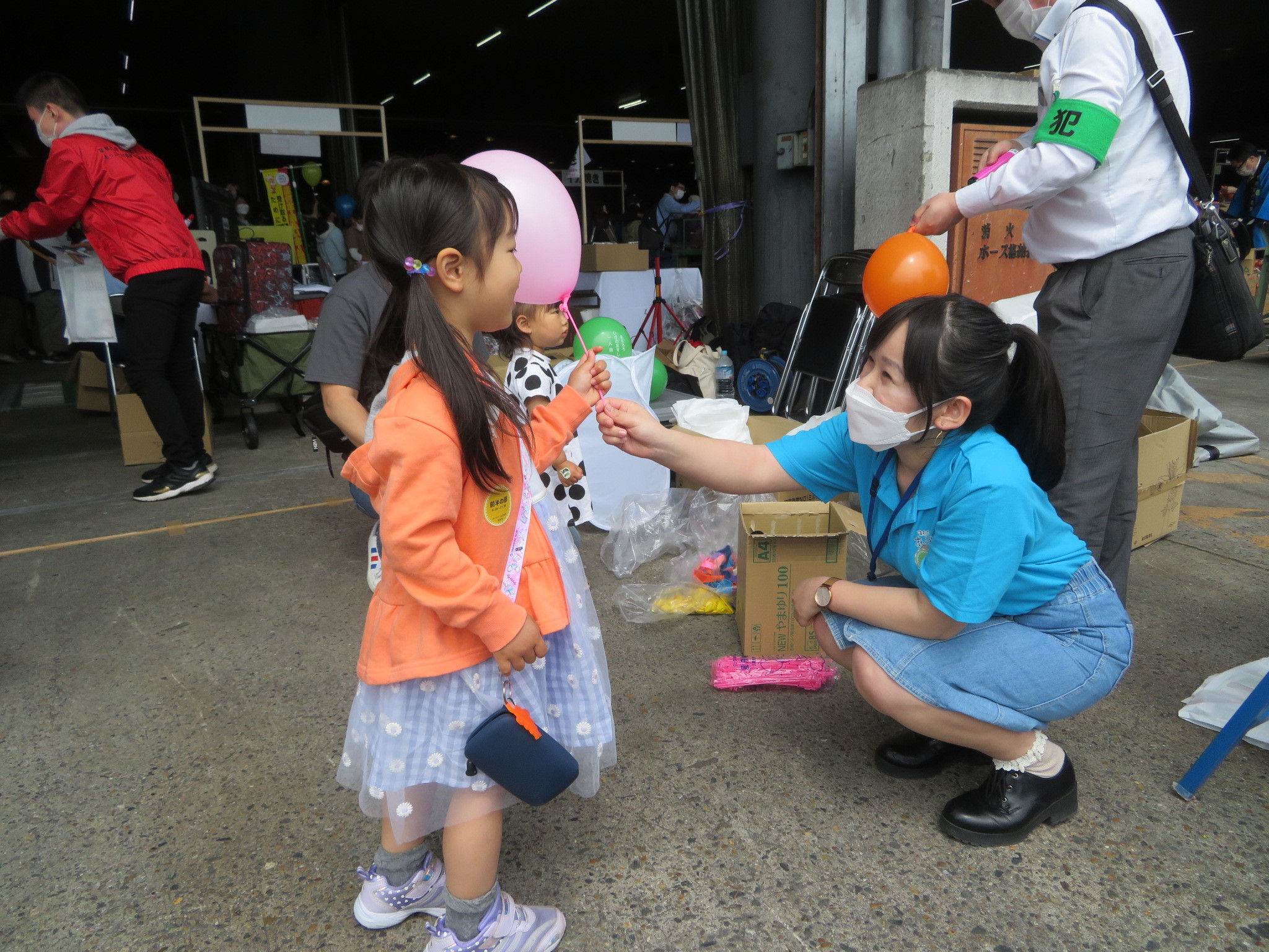 風船を受け取る子供