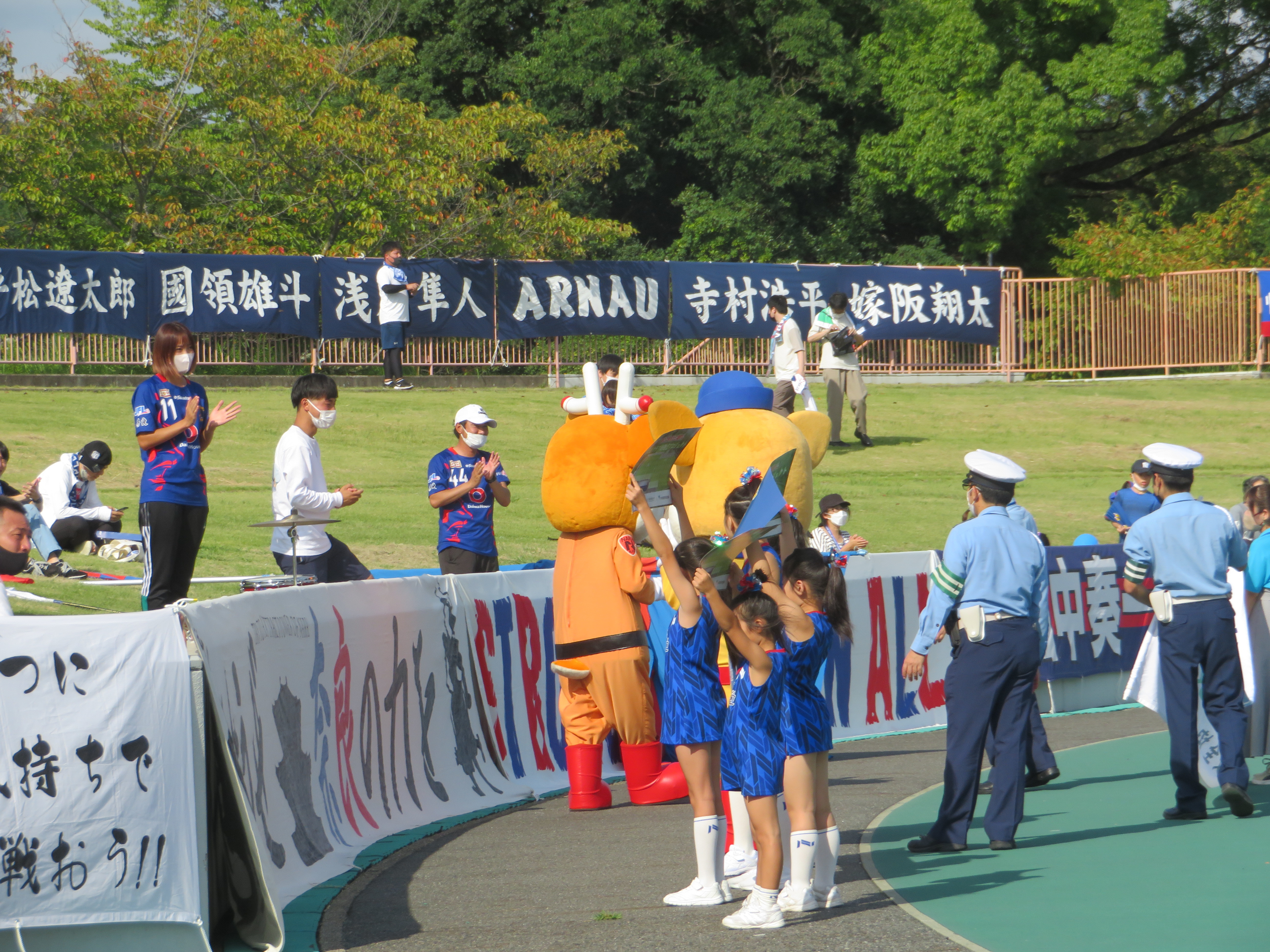 横断幕でのグラウンド一周