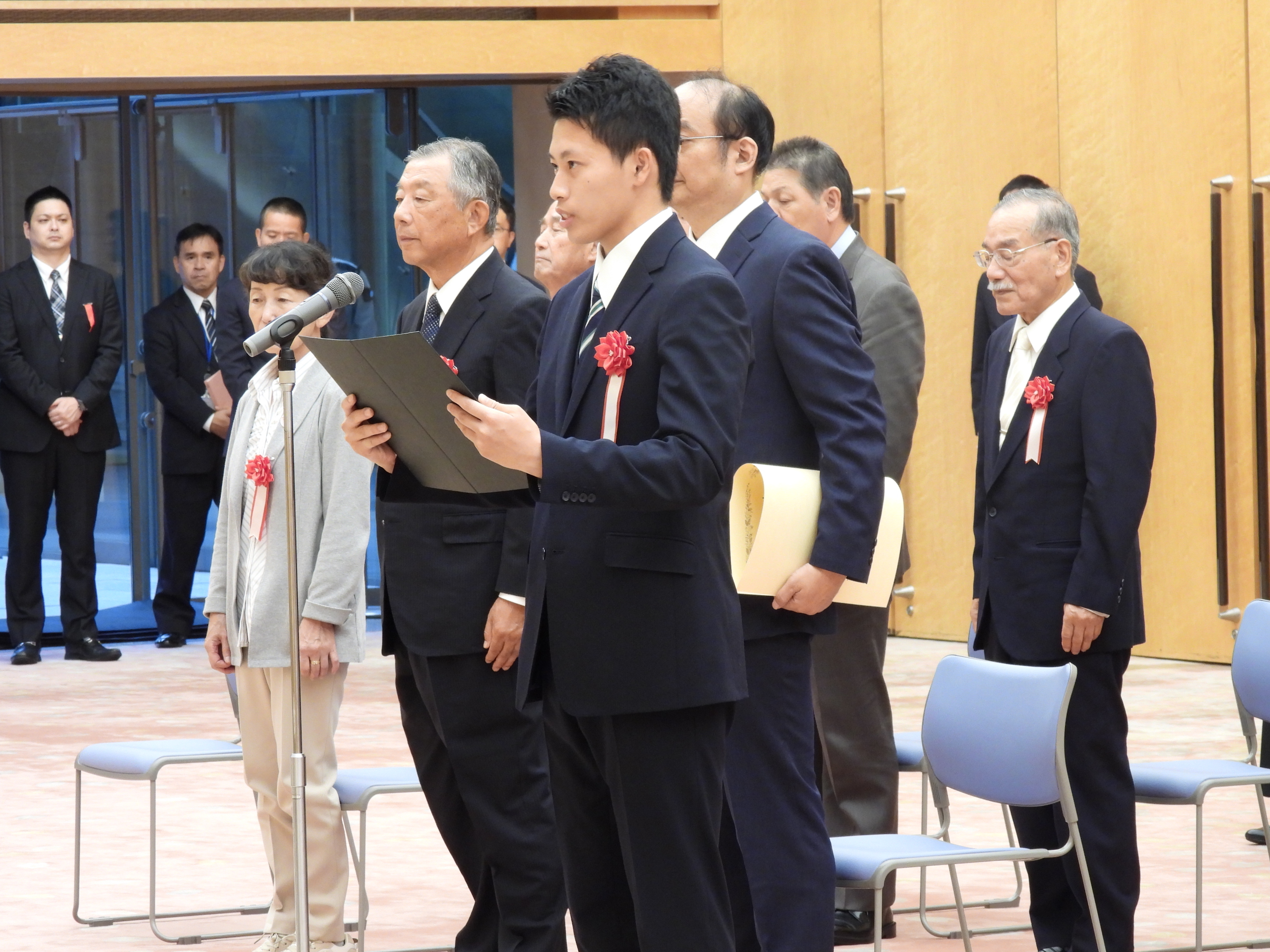 謝辞を述べる代表