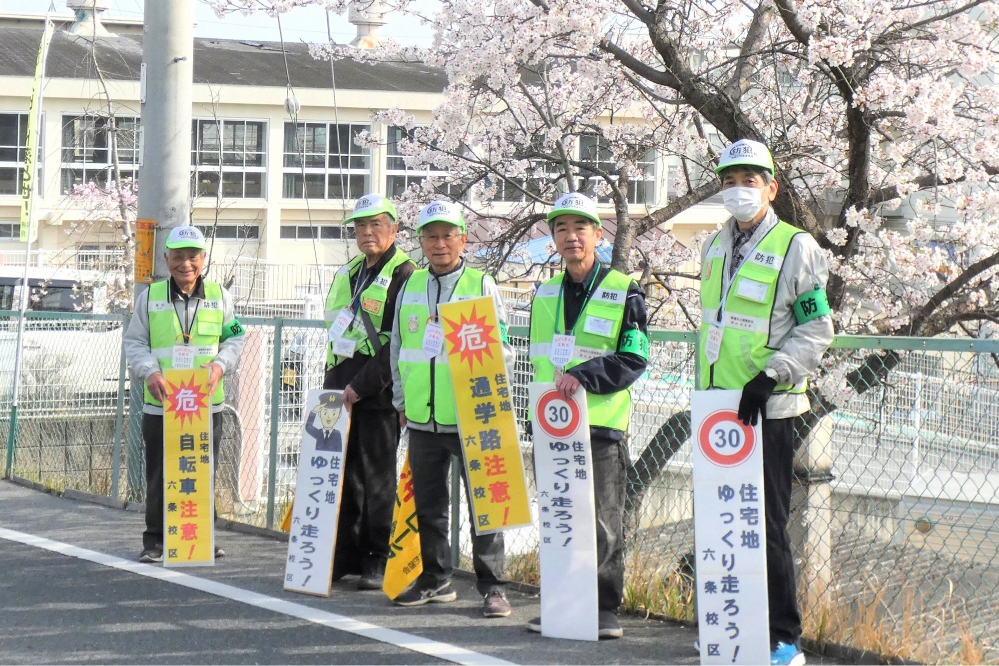 桜の木の下で集合写真
