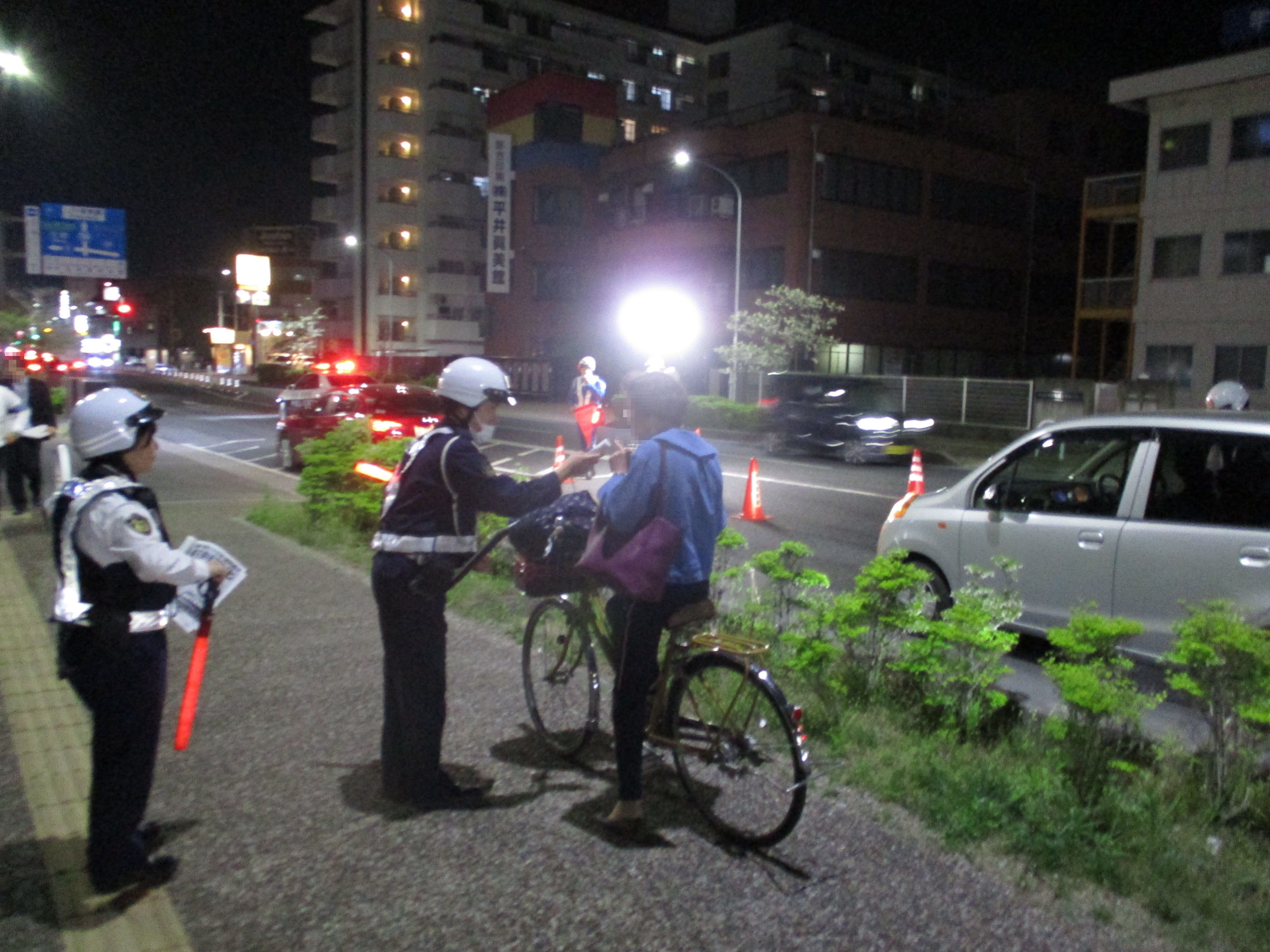自転車運転手に声をかける様子