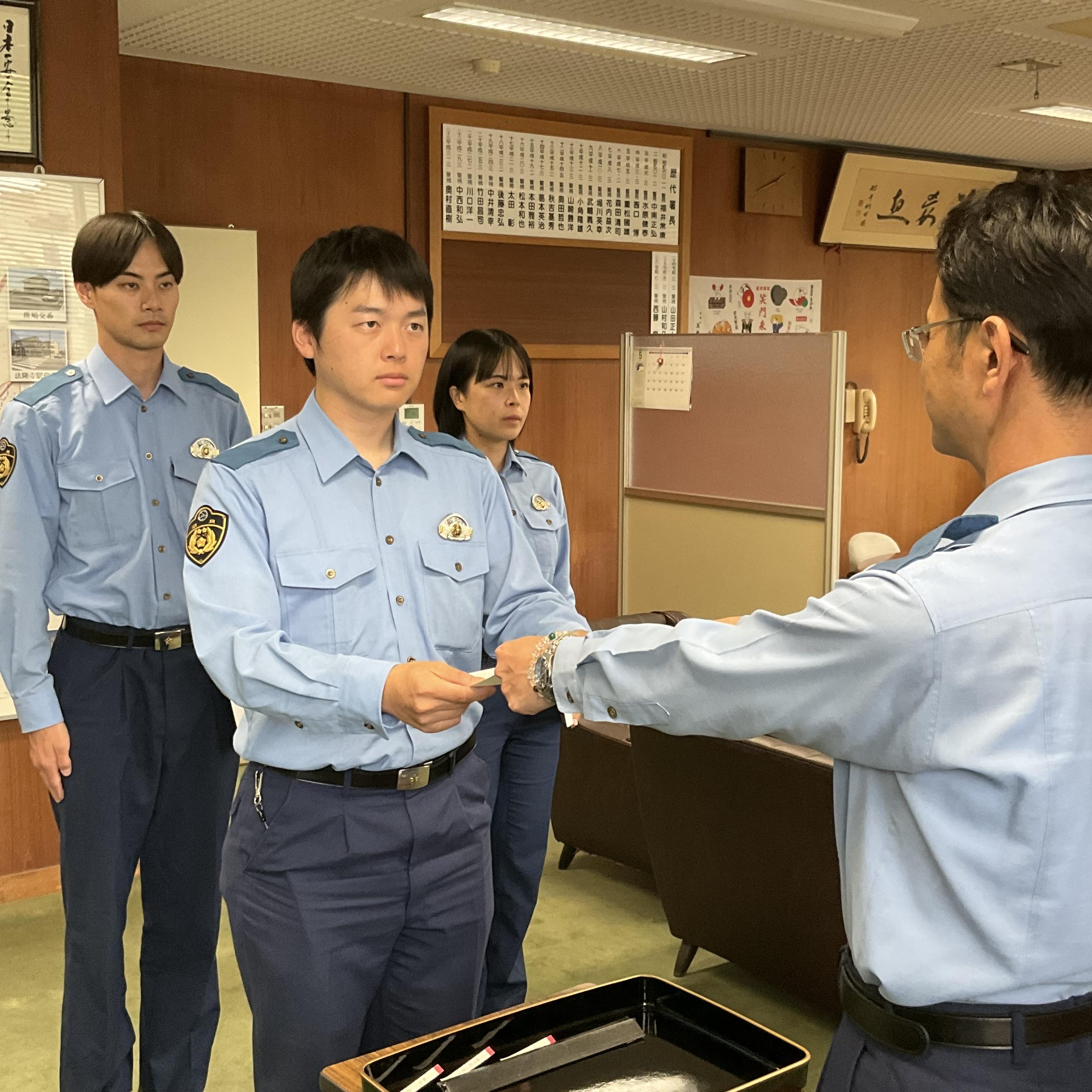 署長から任命書を受け取る勤務員