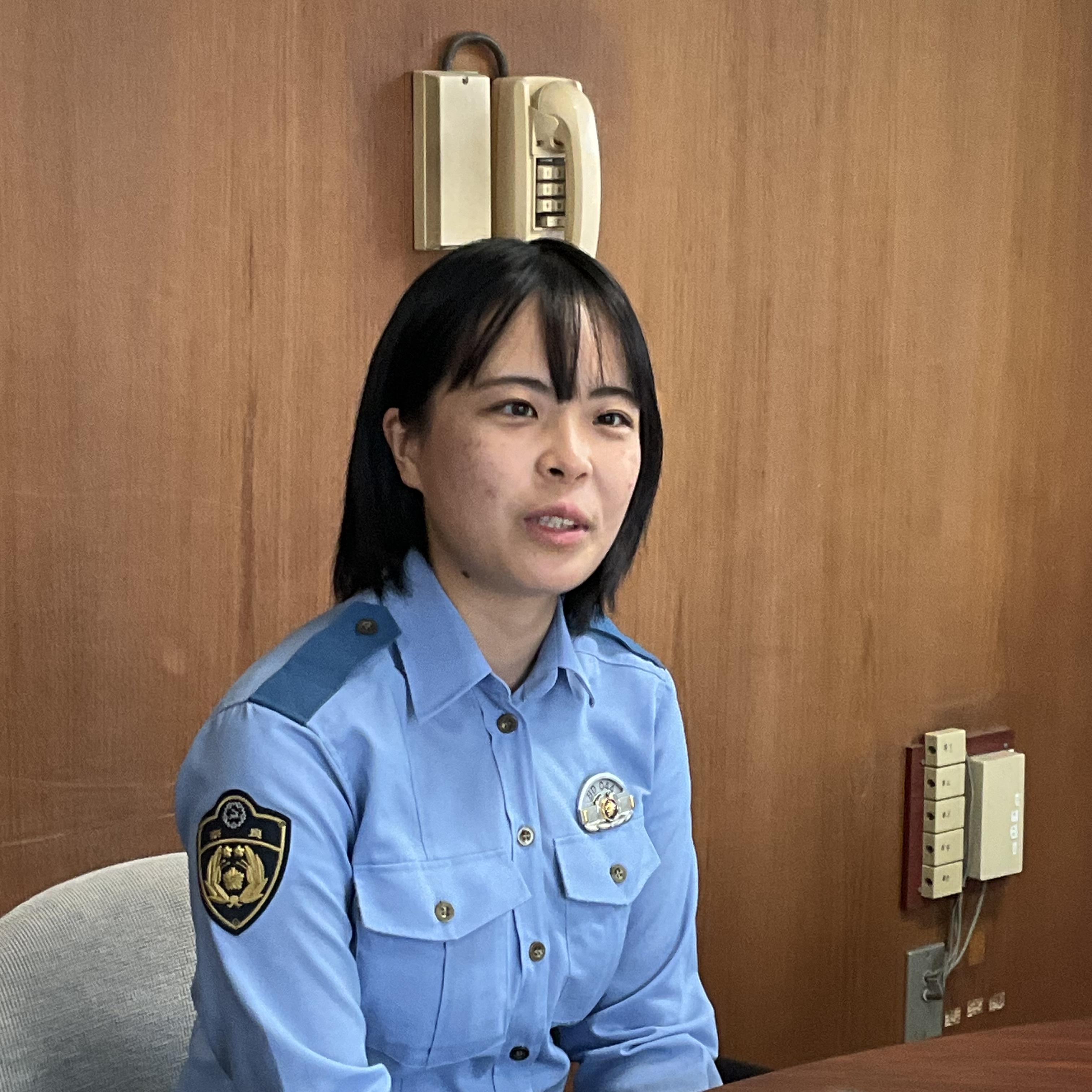 勤務員が話す様子