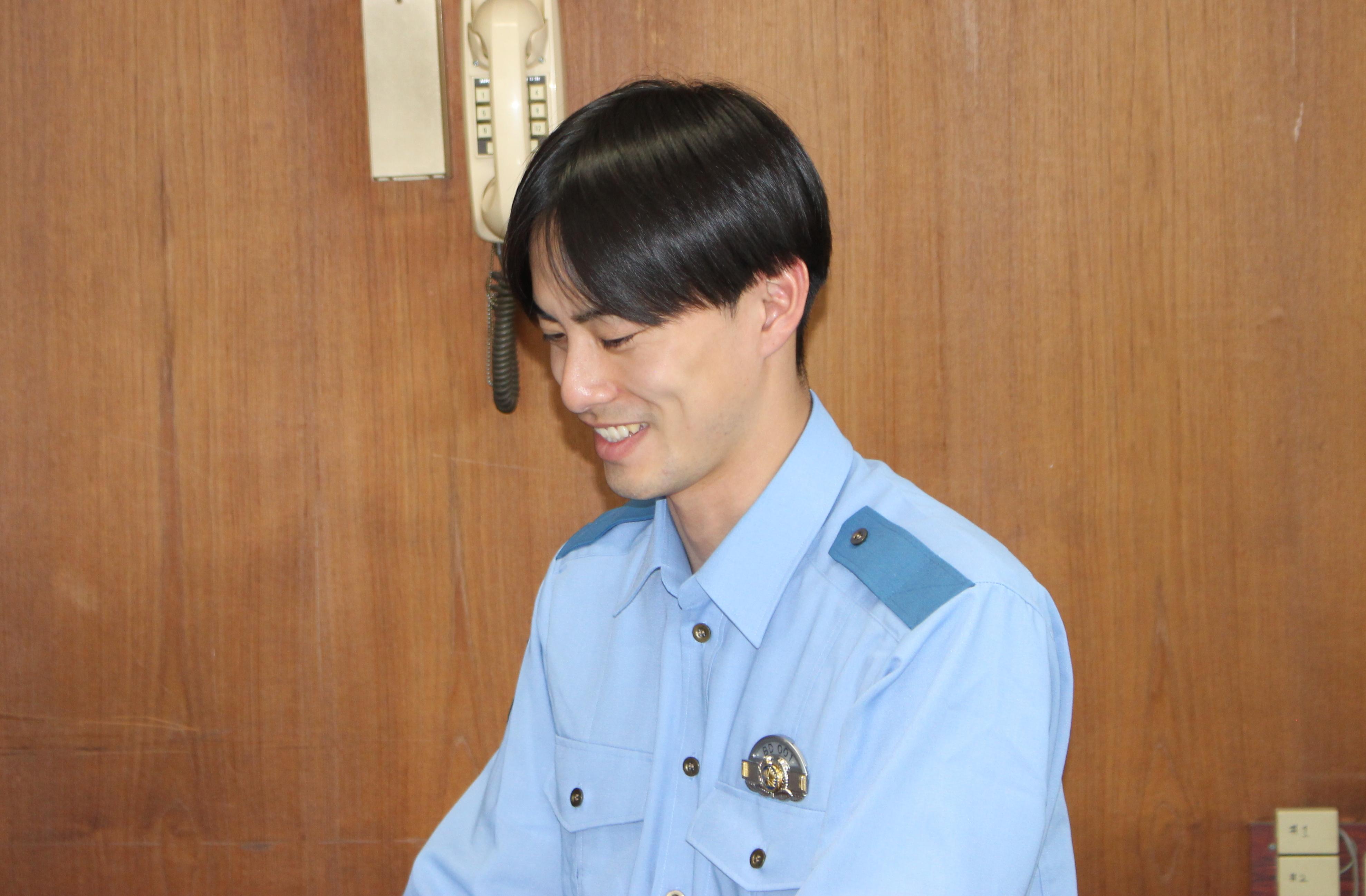 勤務員が笑う様子