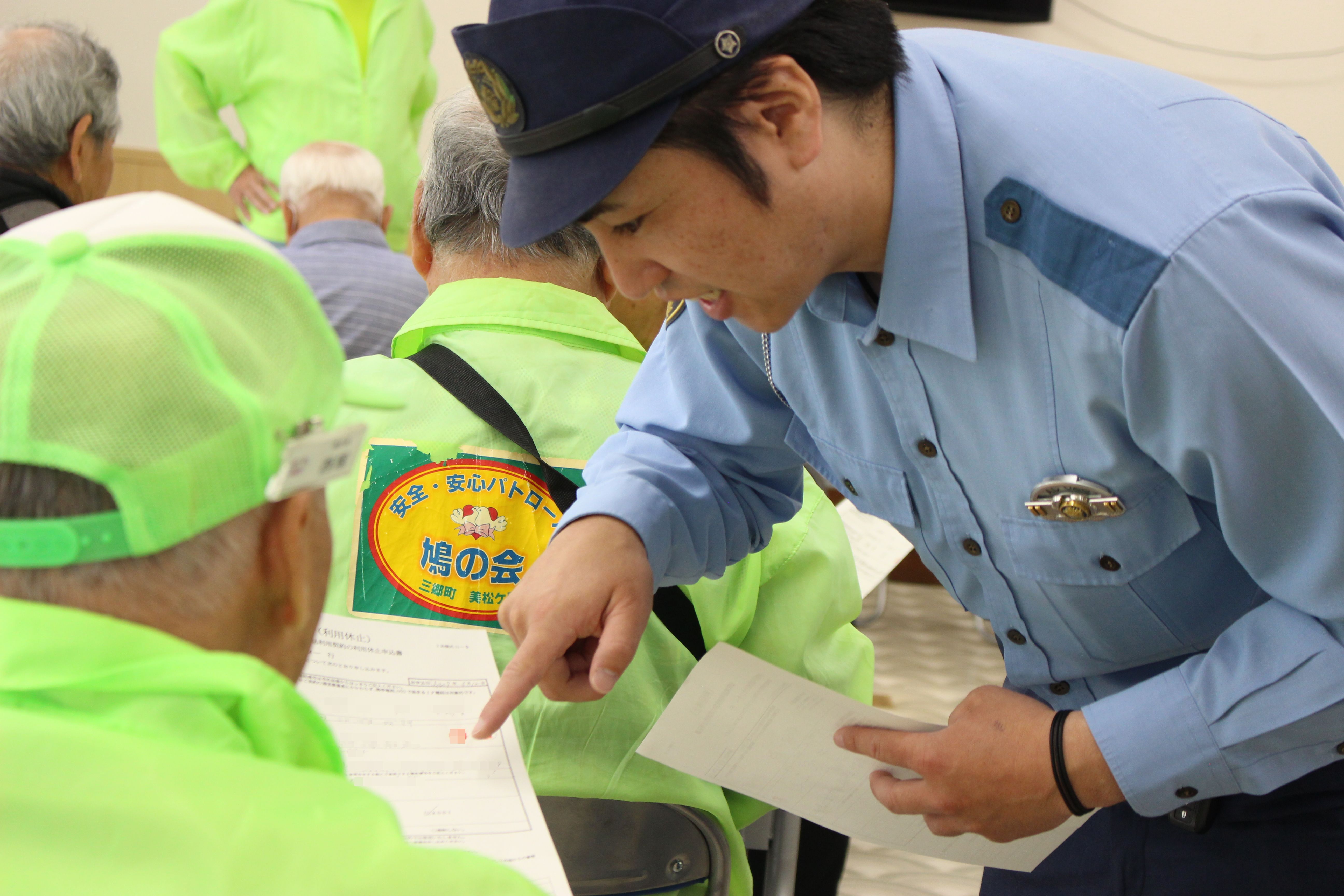 説明している男性警察官