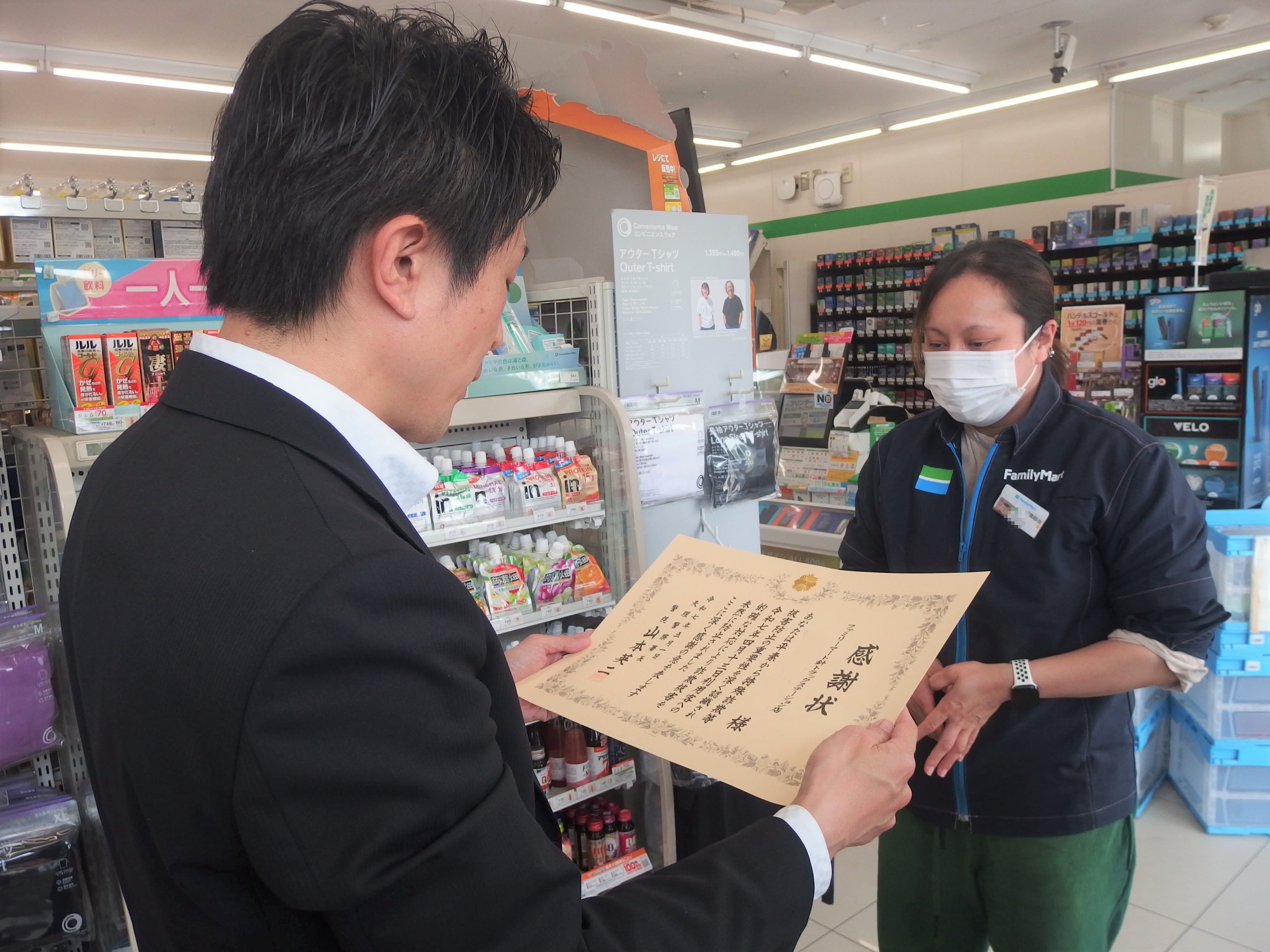 感謝状を進呈する様子