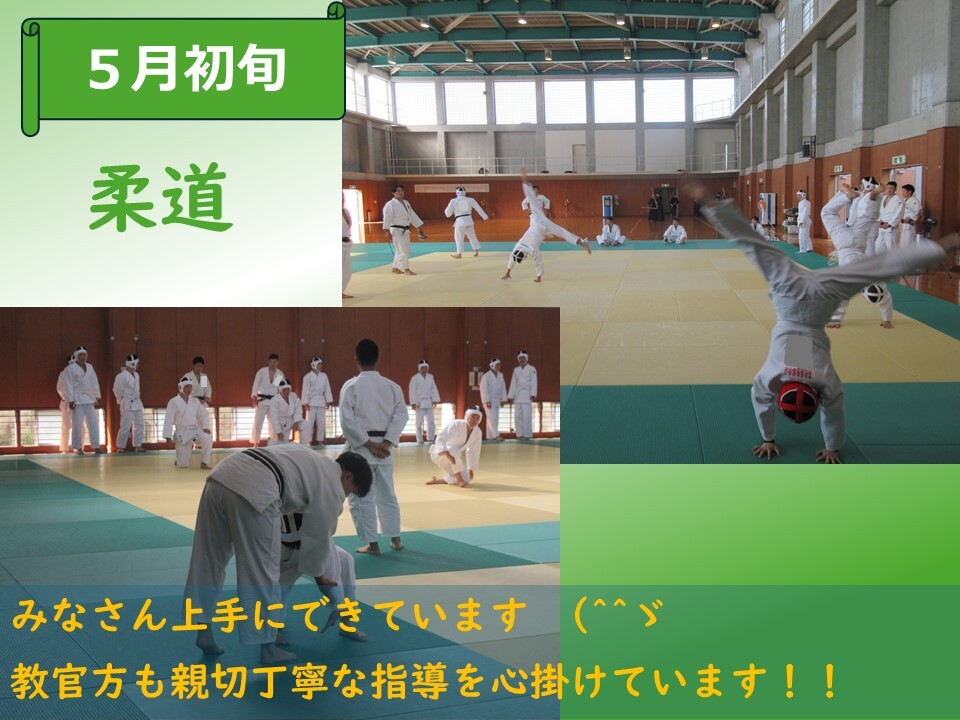 体育館で準備運動をしている様子
