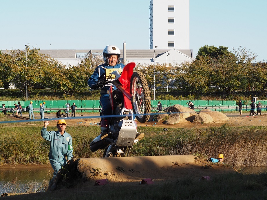 バイクで障害物を乗り越えている様子