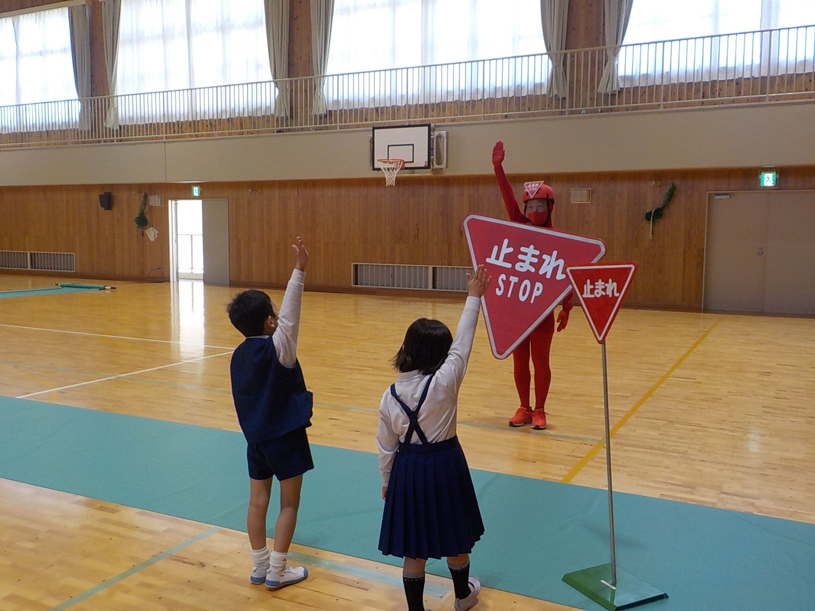 生徒が交通ルールを守る練習をしている様子
