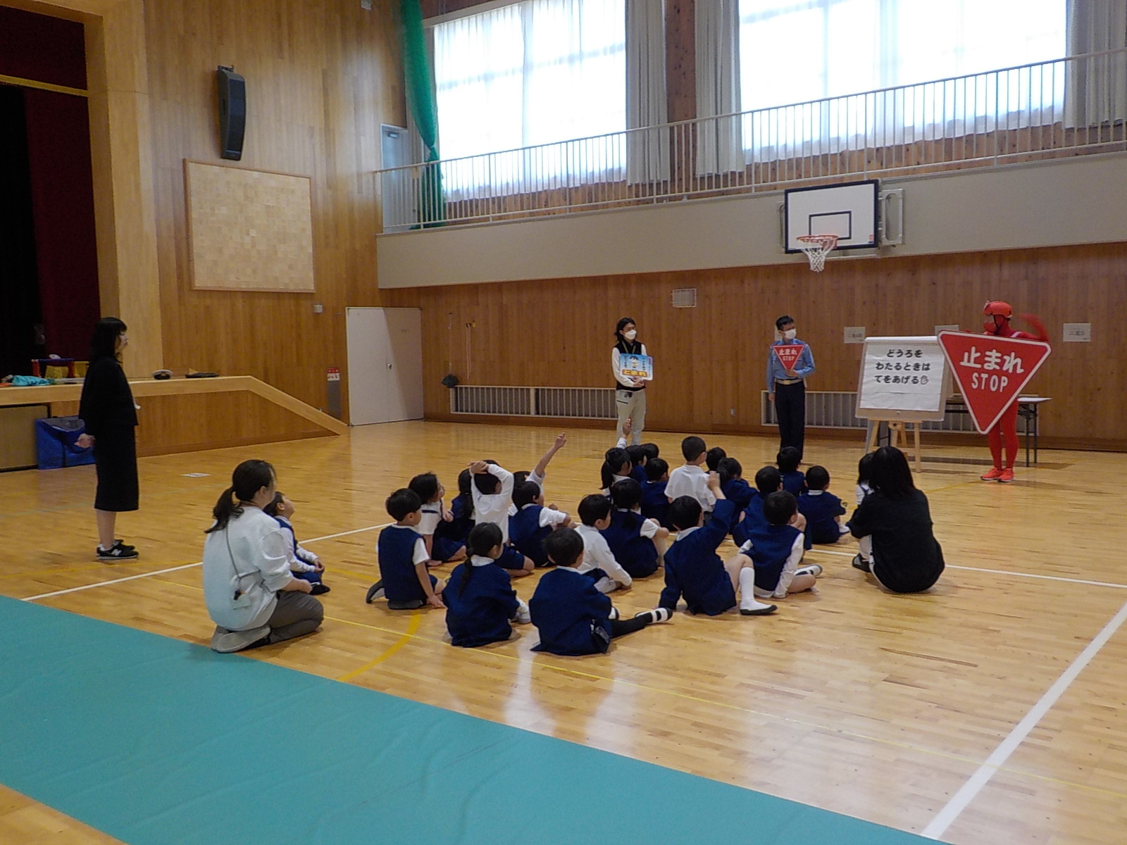 体育館で生徒が交通安全の話を聞いている様子