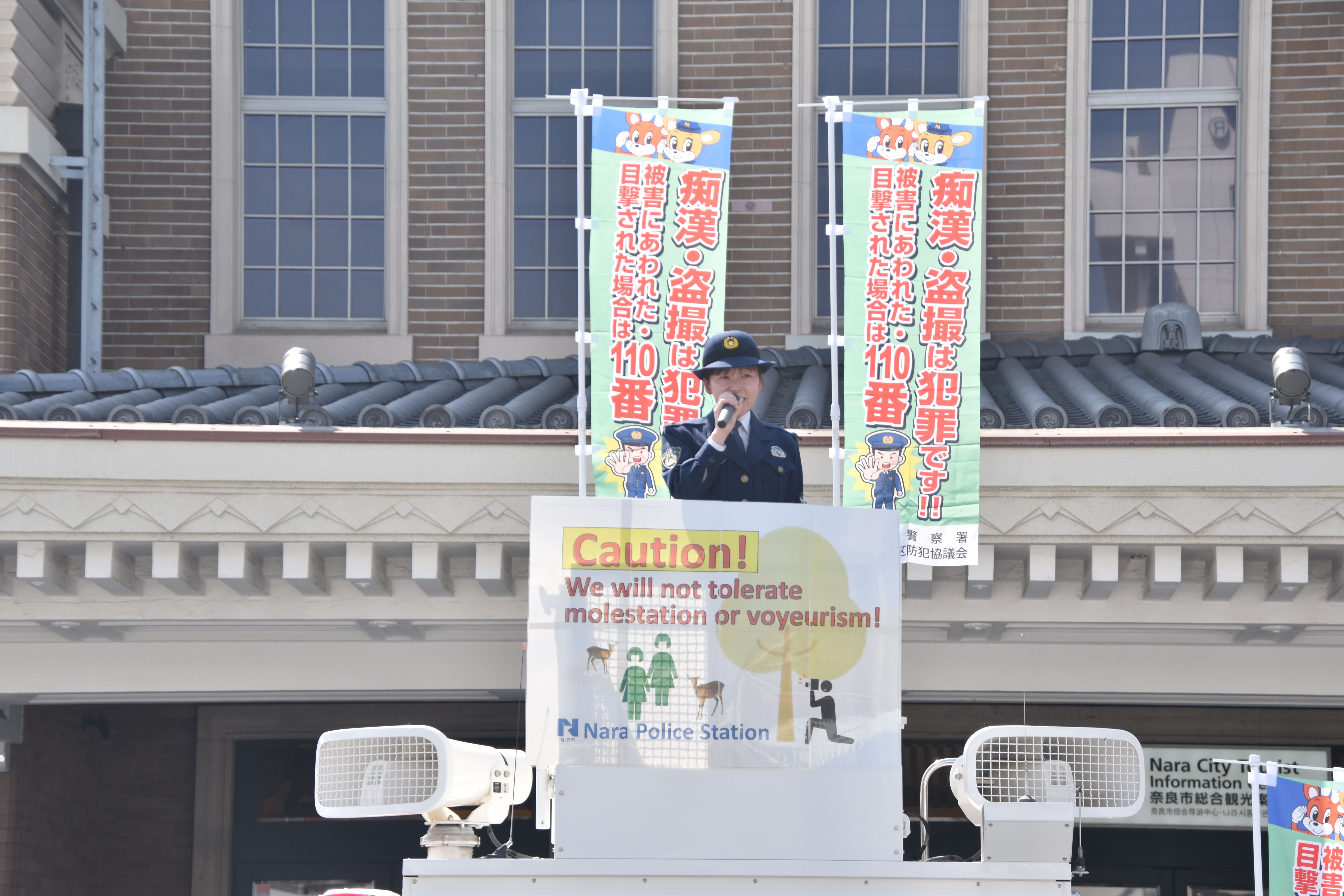 警察官が車の上でメロディパトロールをしている様子2