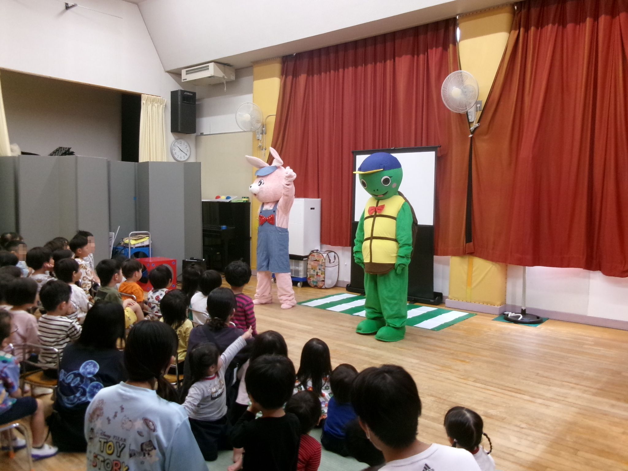 着ぐるみと子供たち