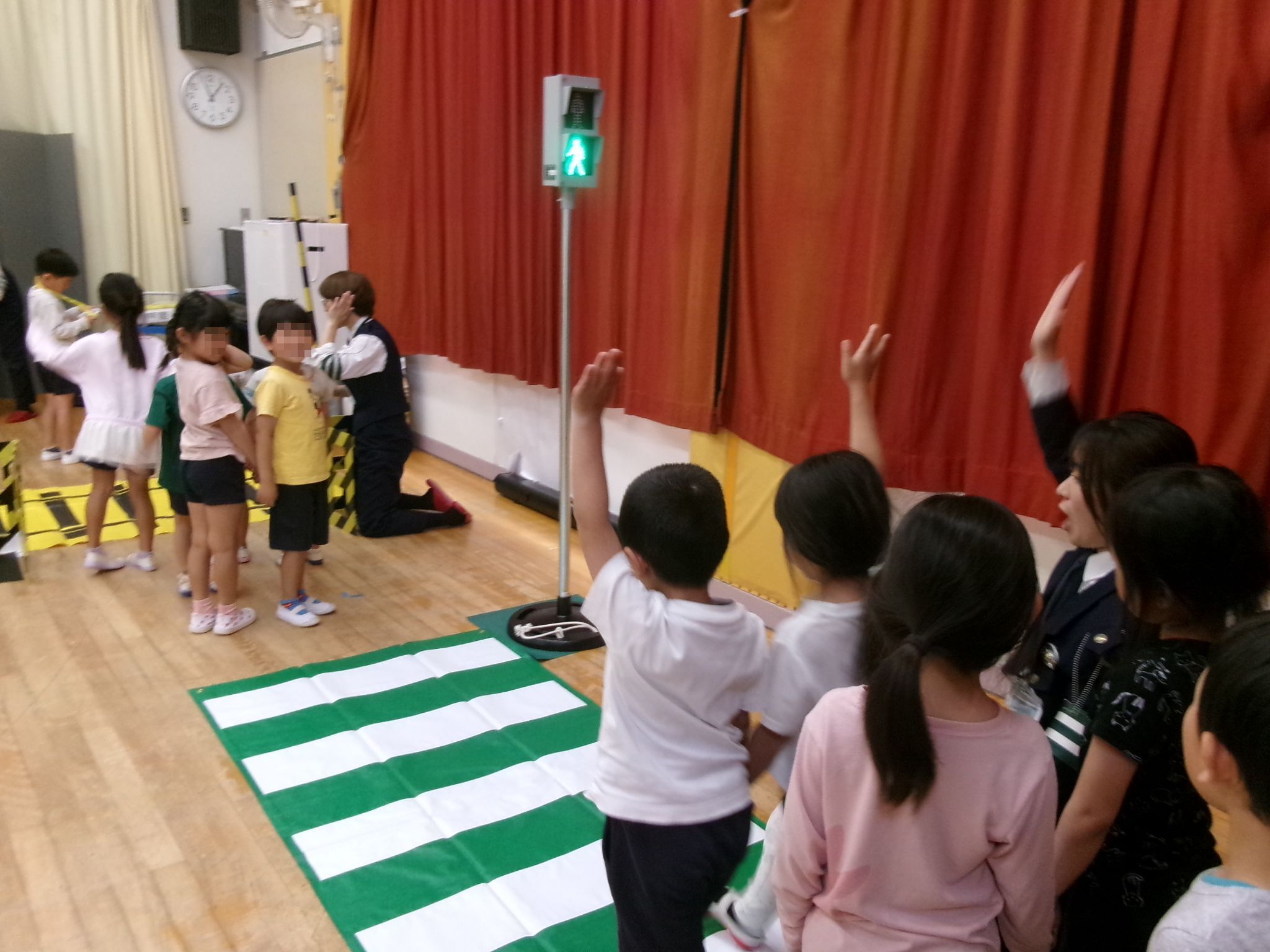 横断歩道を渡る練習をする子供たち