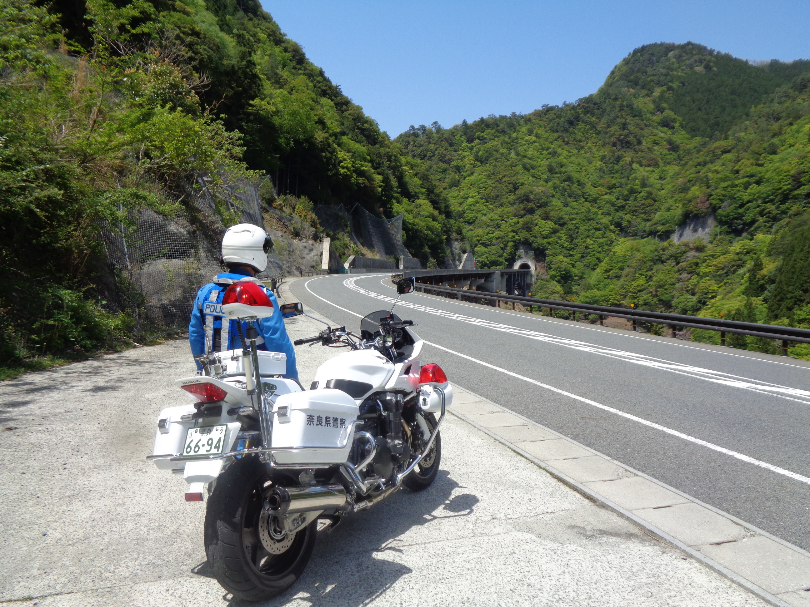 白バイ隊が山間部で山間部、事故多発場所で警戒活動をしている様子