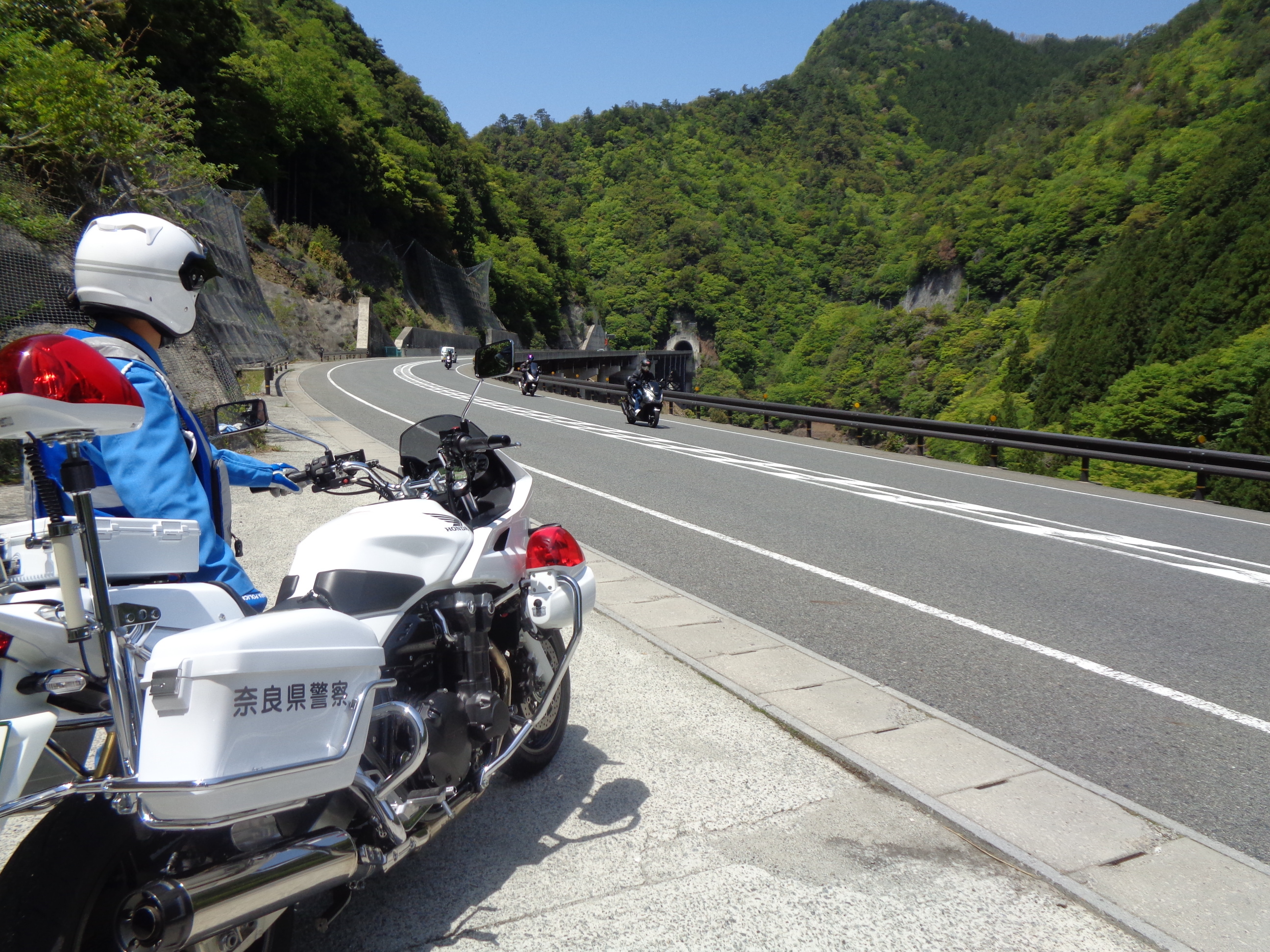 白バイ隊が山間部で山間部、事故多発場所で警戒活動をしている様子2