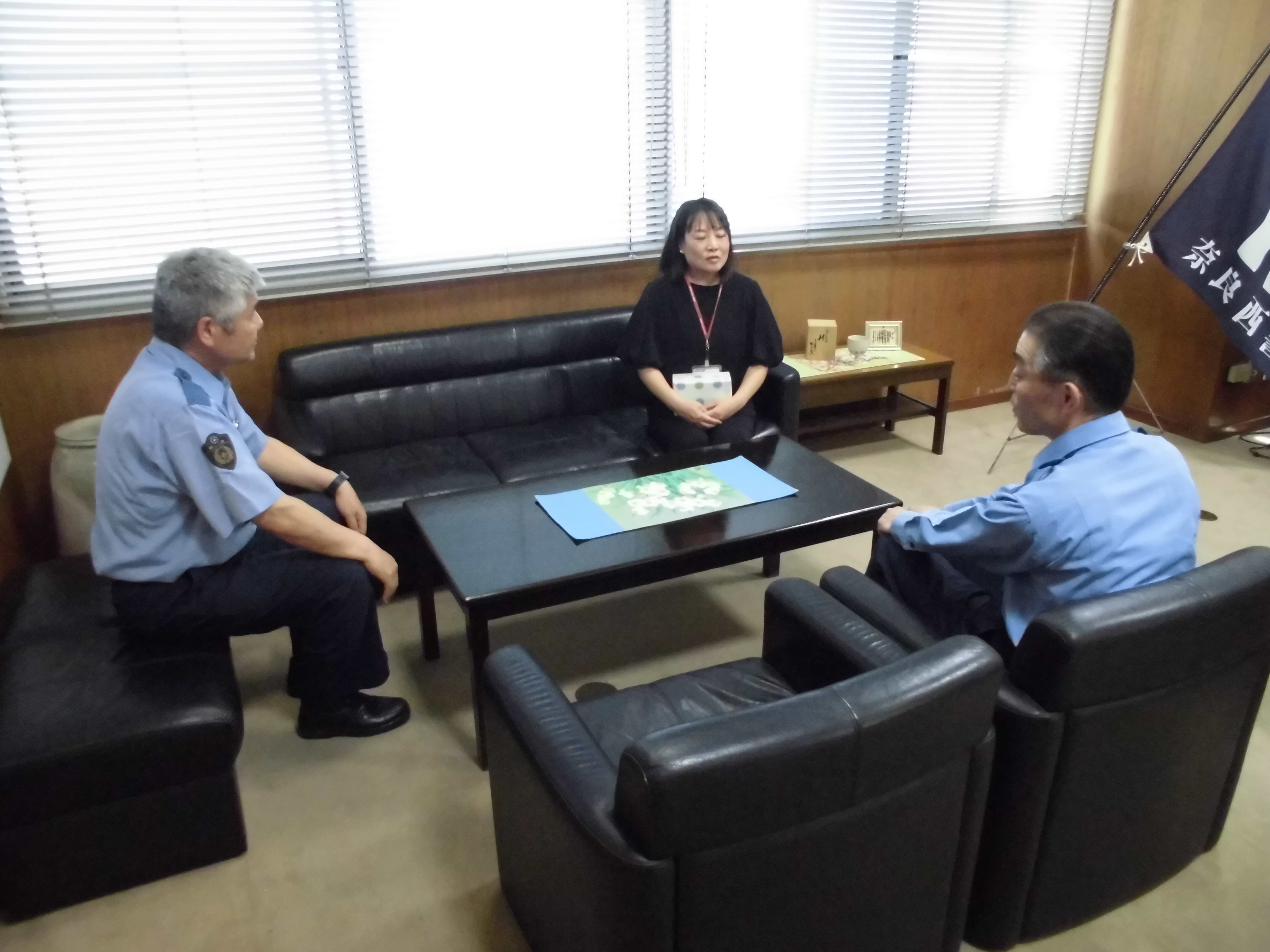 島田様と奈良西警察署長が所長室でお話をしている様子