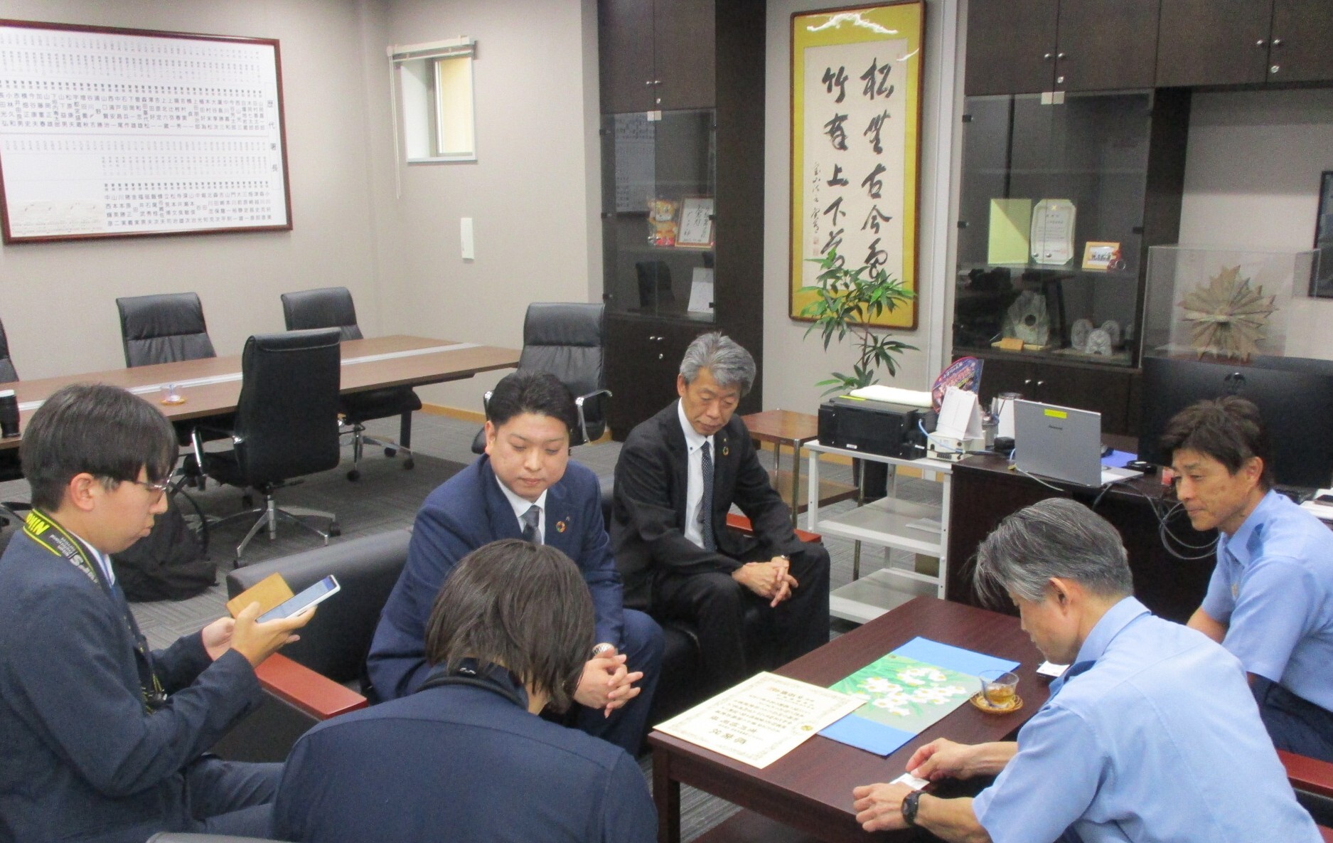 有川様と生駒警察署長が記者から取材を受けている様子