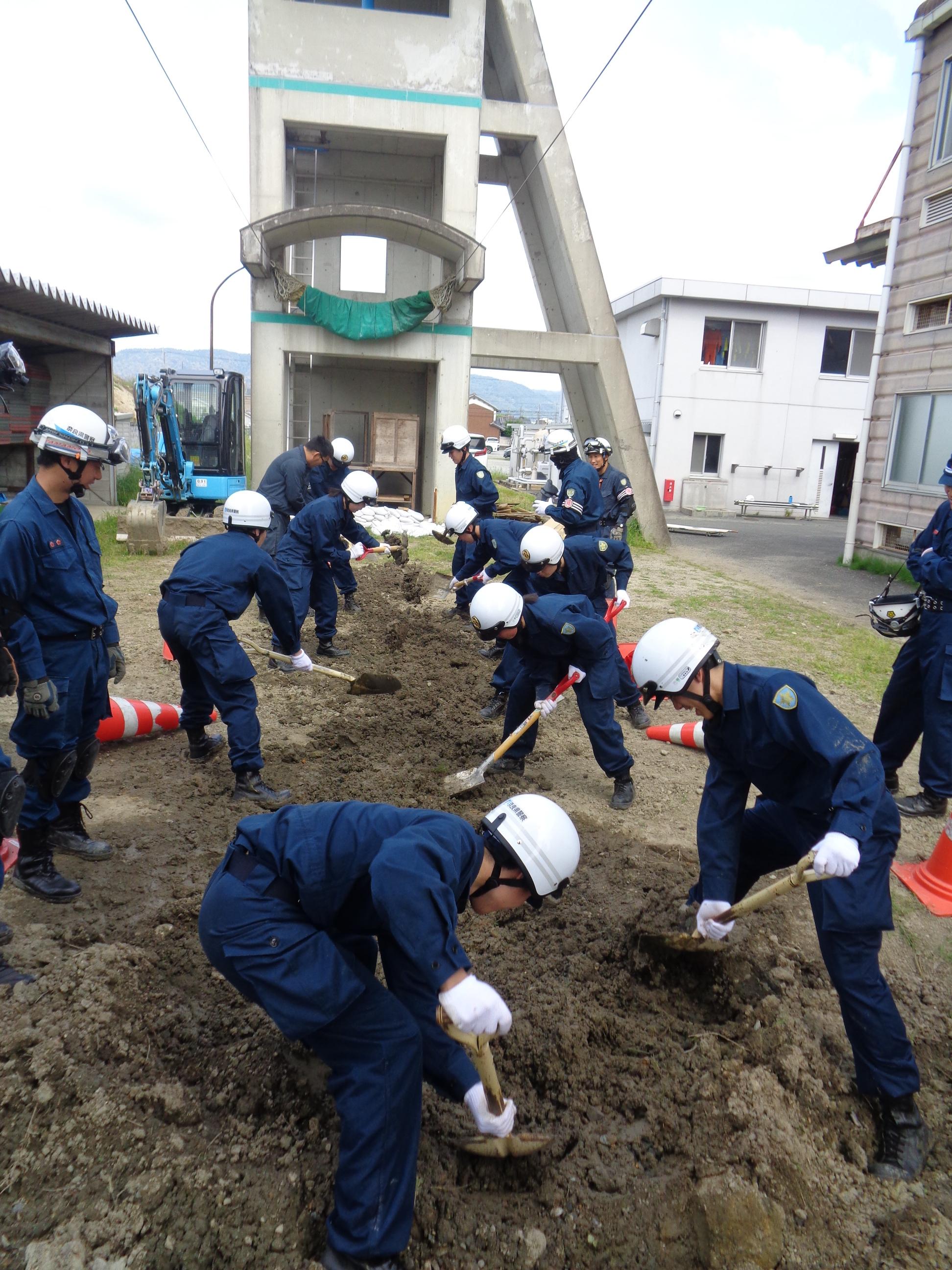 スコップで土を掘っている様子2