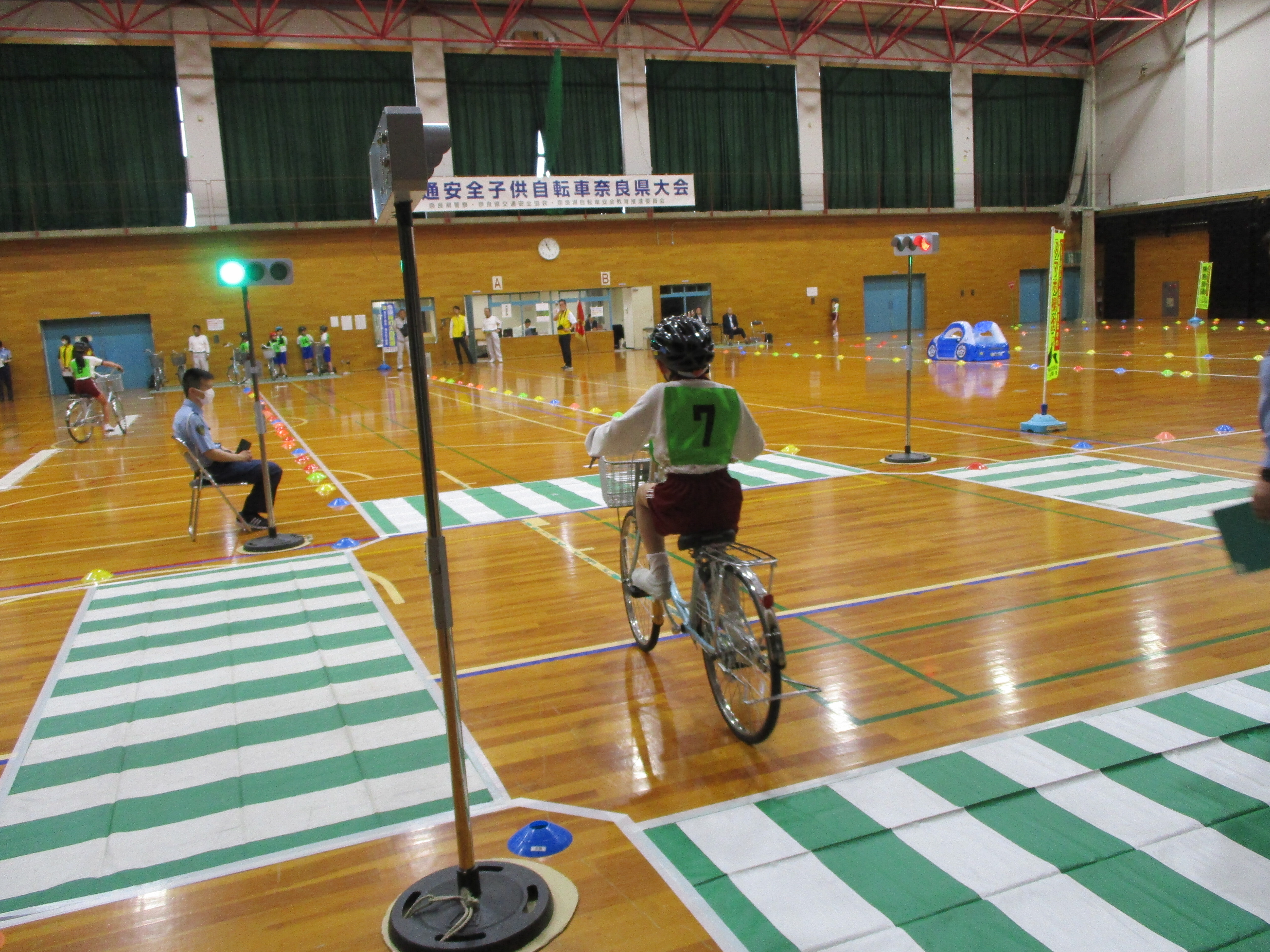 自転車の交通ルールを守りながら走行している様子