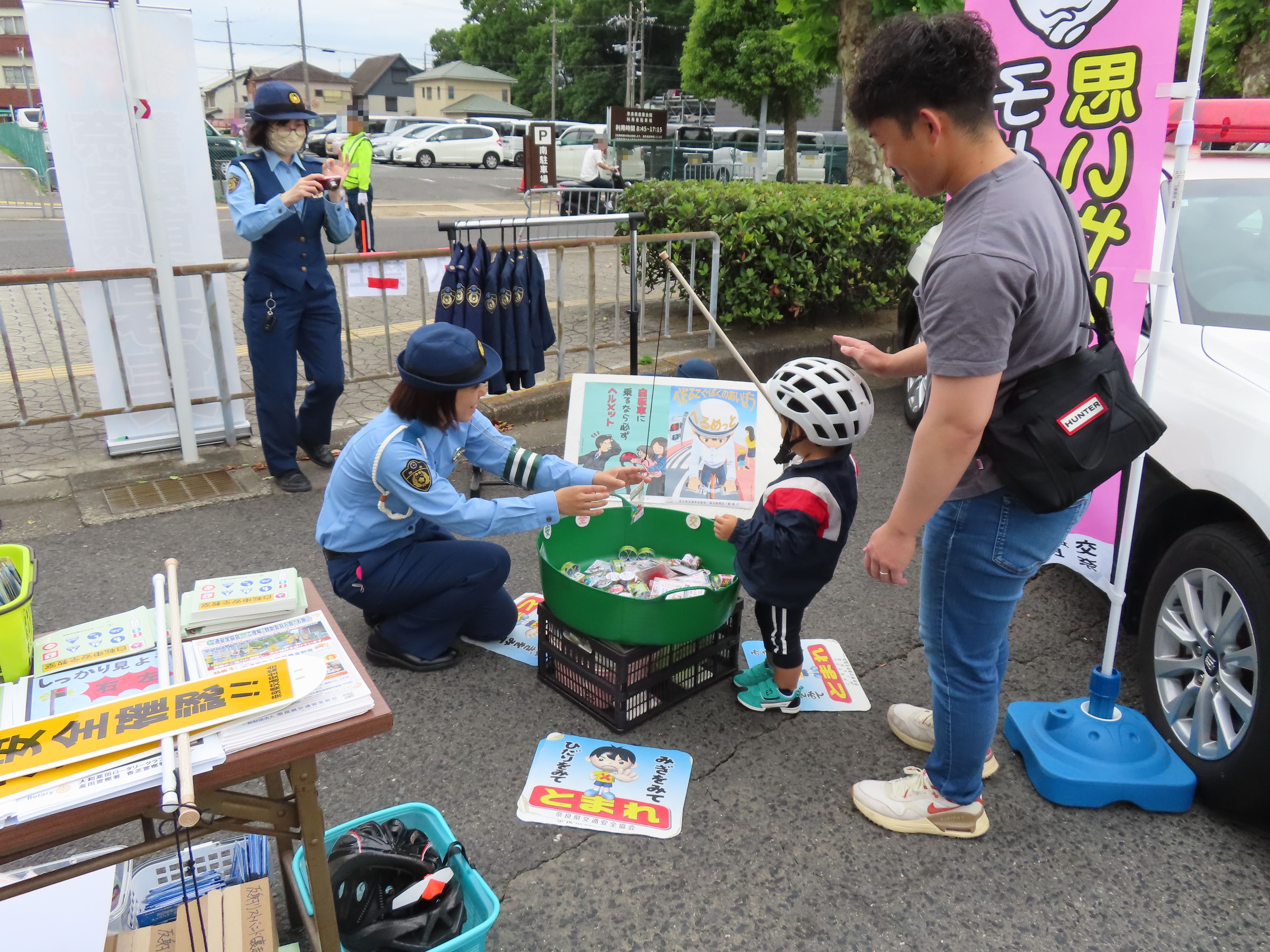 子供たちに交通事故などの防止について説明している様子　2