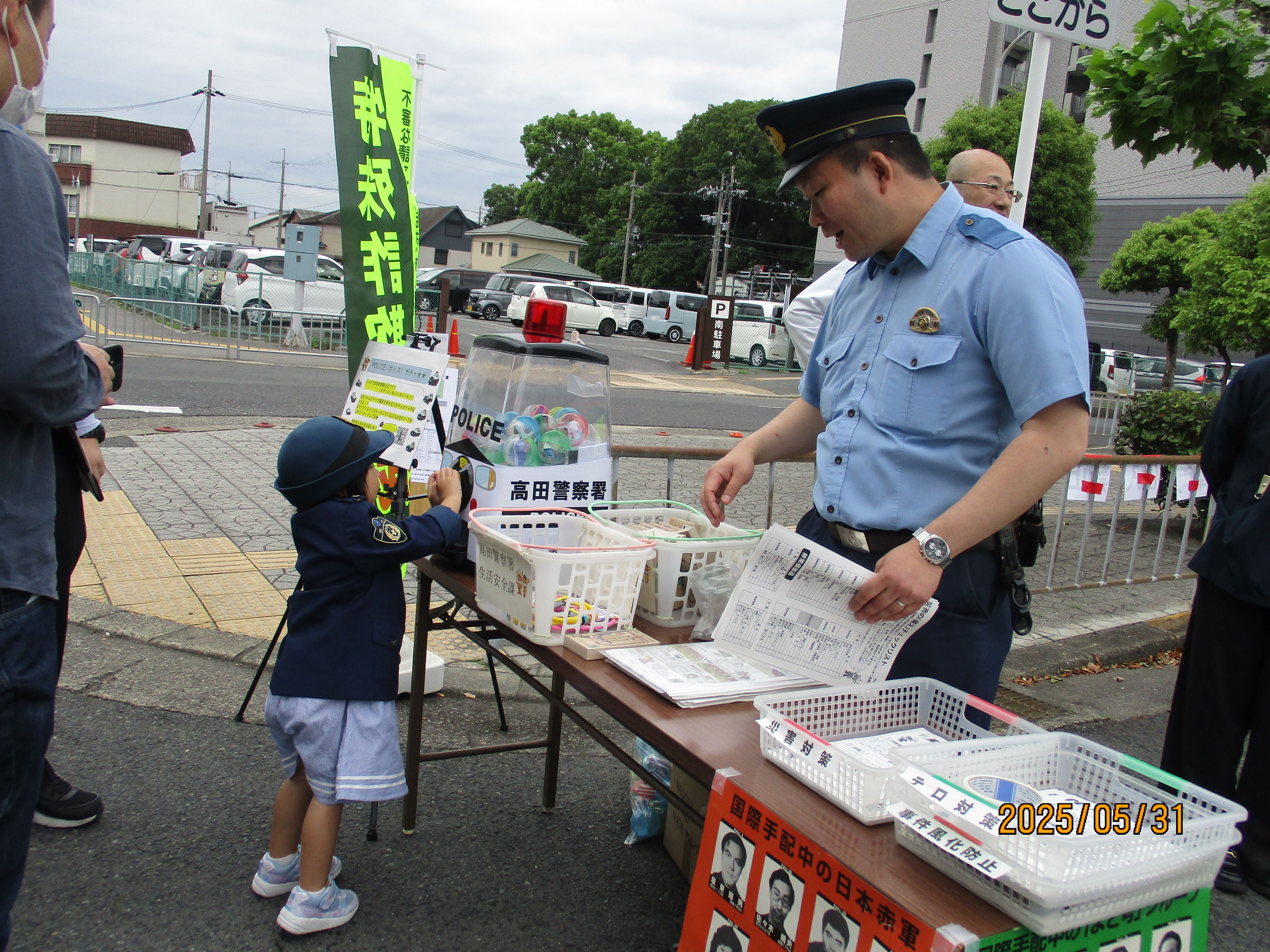 子供たちに交通事故などの防止について説明している様子