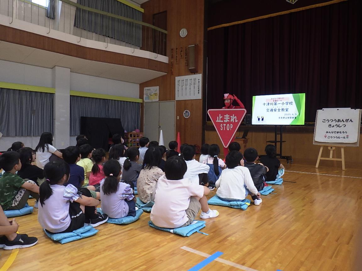 子供たちに交通事故などの防止について説明している様子