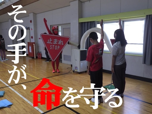 子供たちに横断歩道の渡り方について説明している様子