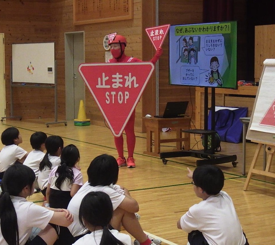 児童に教養する様子
