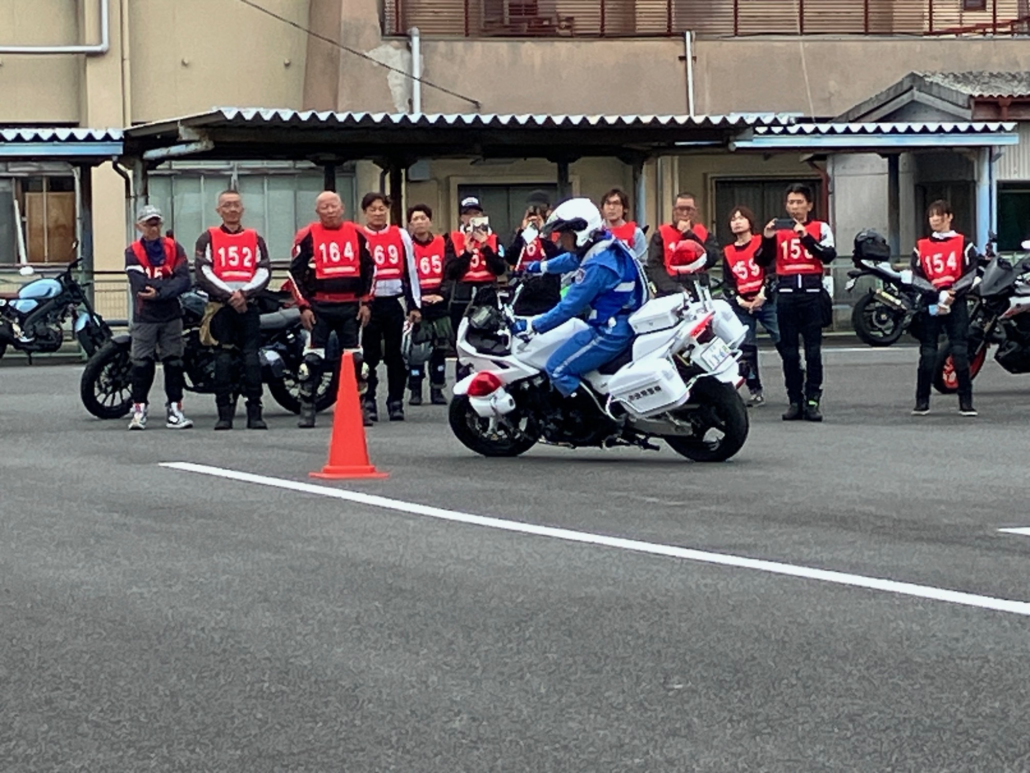 白バイがワンポイントレッスンをしている様子