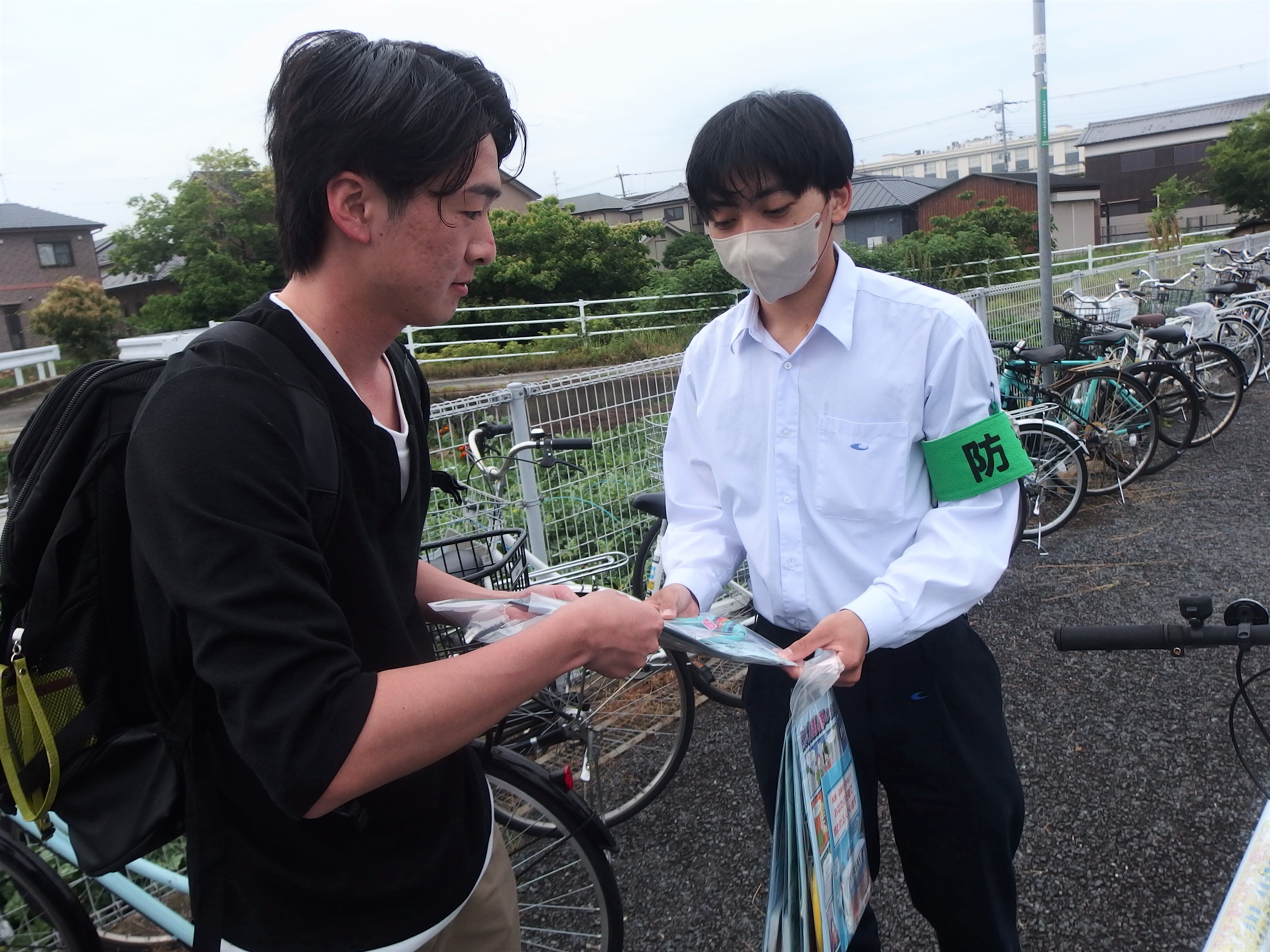 生徒さんが啓発チラシを配布している様子1