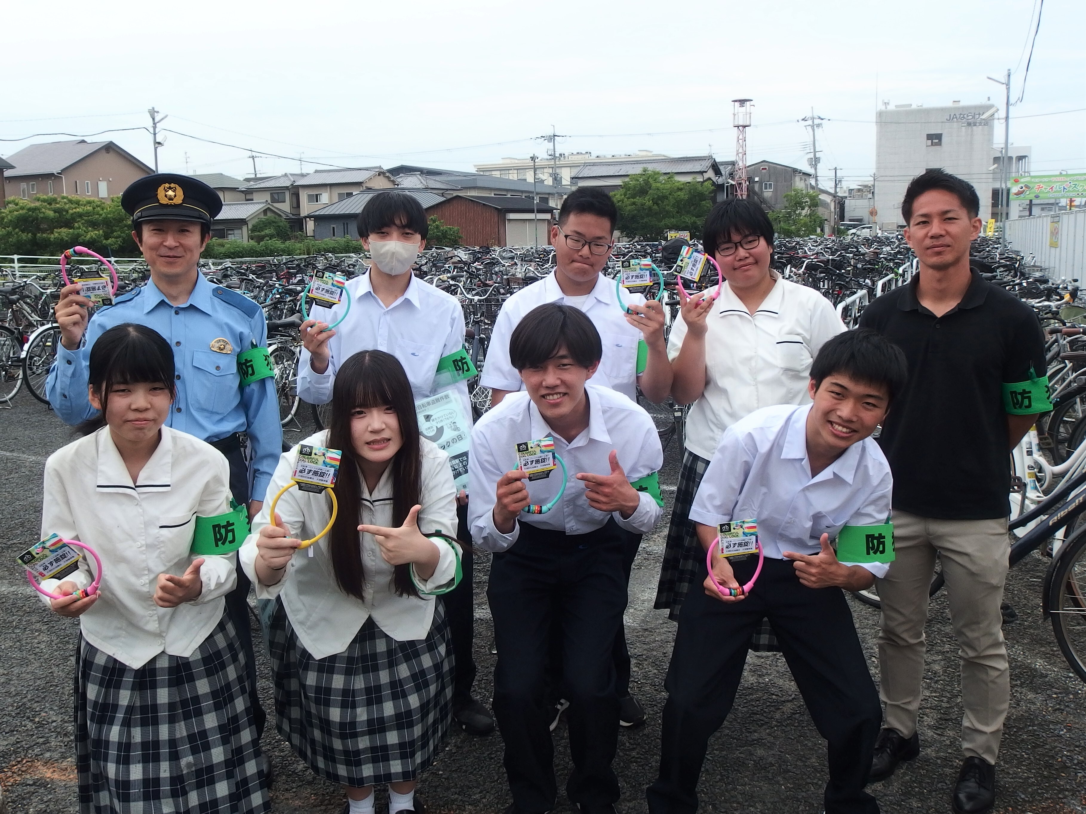みんなで記念写真を撮っている様子