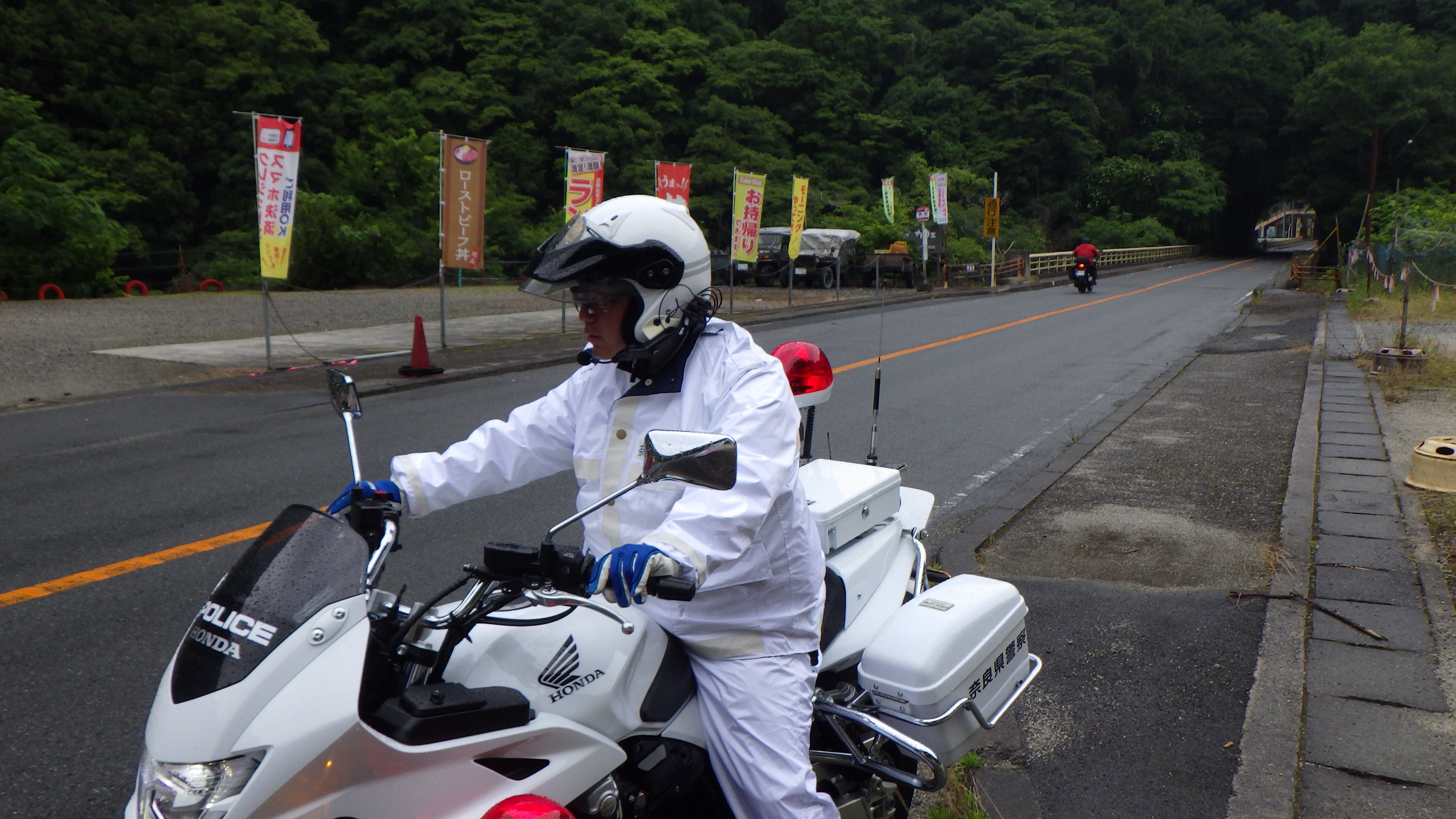 白バイ隊が山間部で山間部、事故多発場所で警戒活動をしている様子2