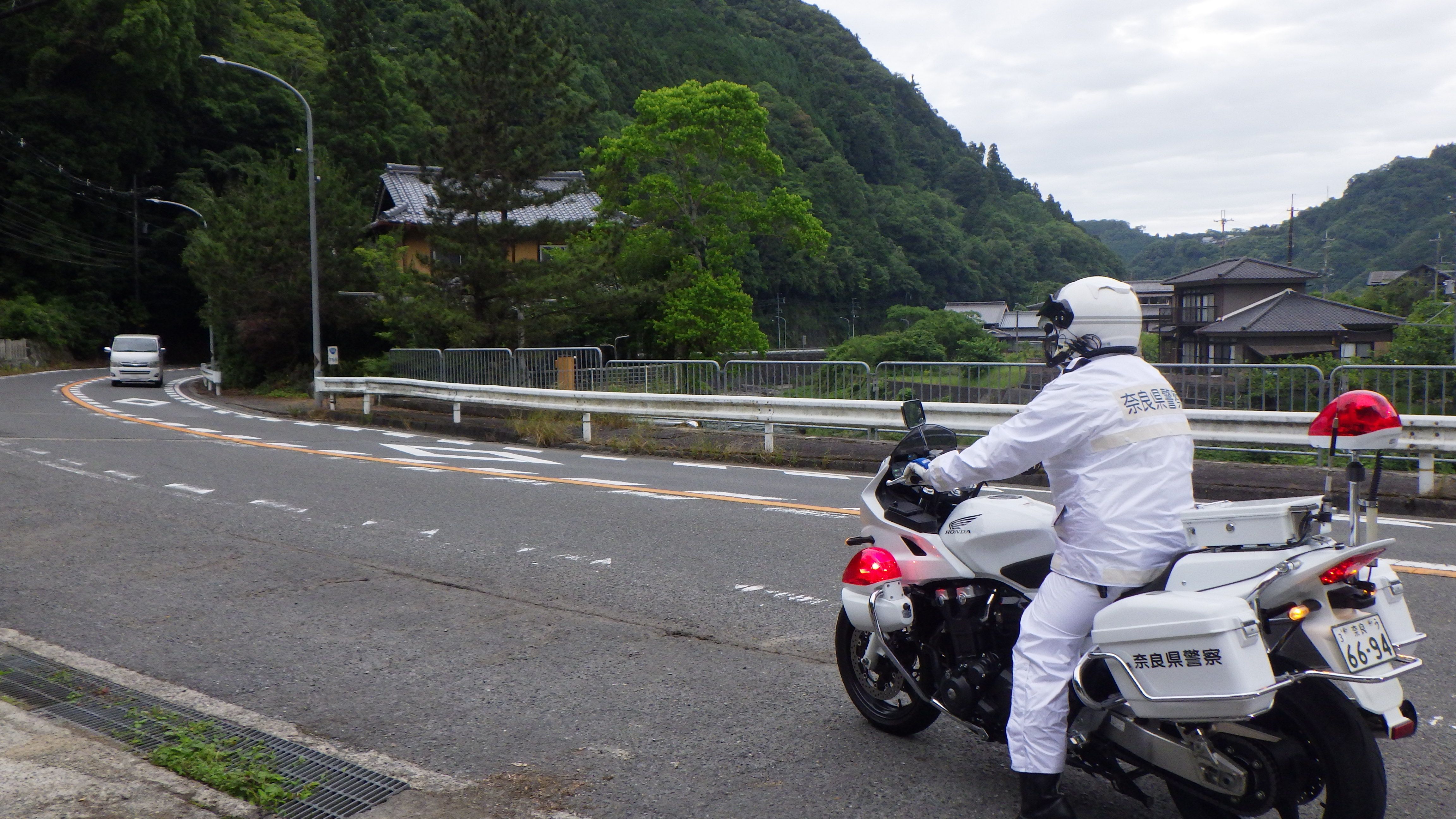 白バイ隊が警戒活動する様子