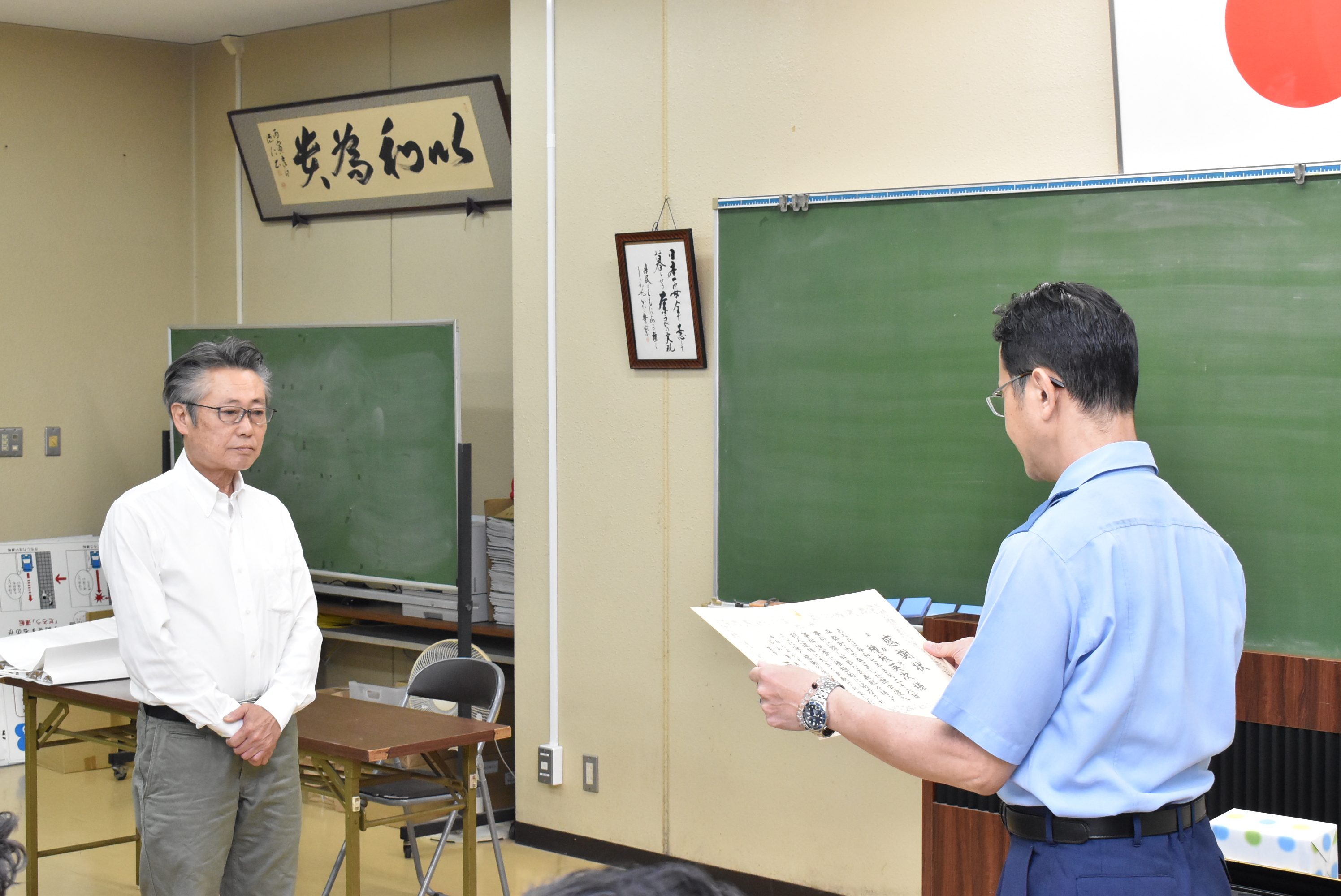 感謝状を読み上げる様子