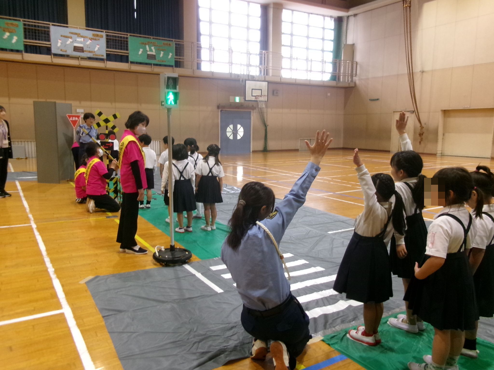 手を挙げて横断歩道を渡る練習をする様子