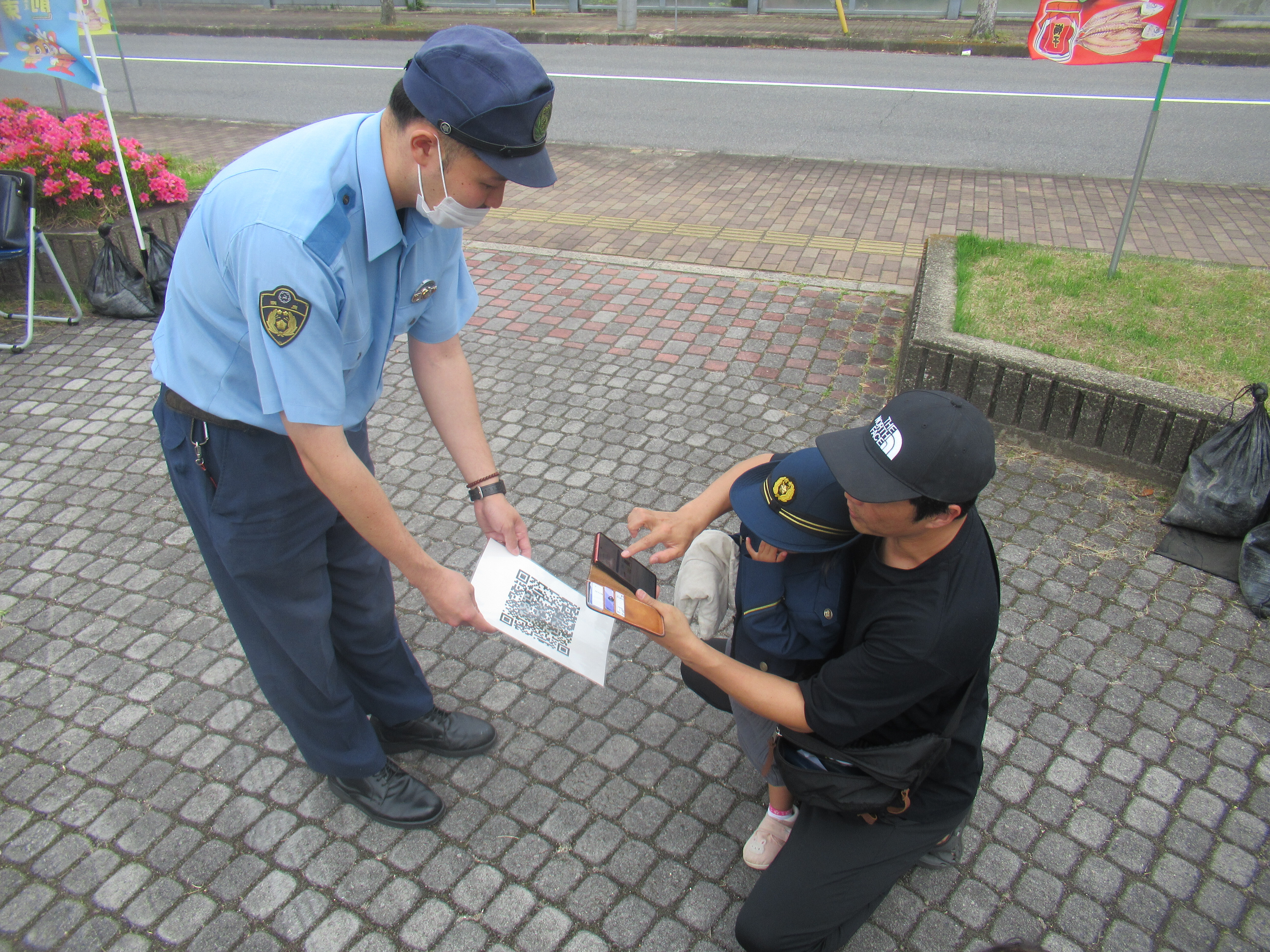 警察官がナポリスの登録を一緒に手伝う様子