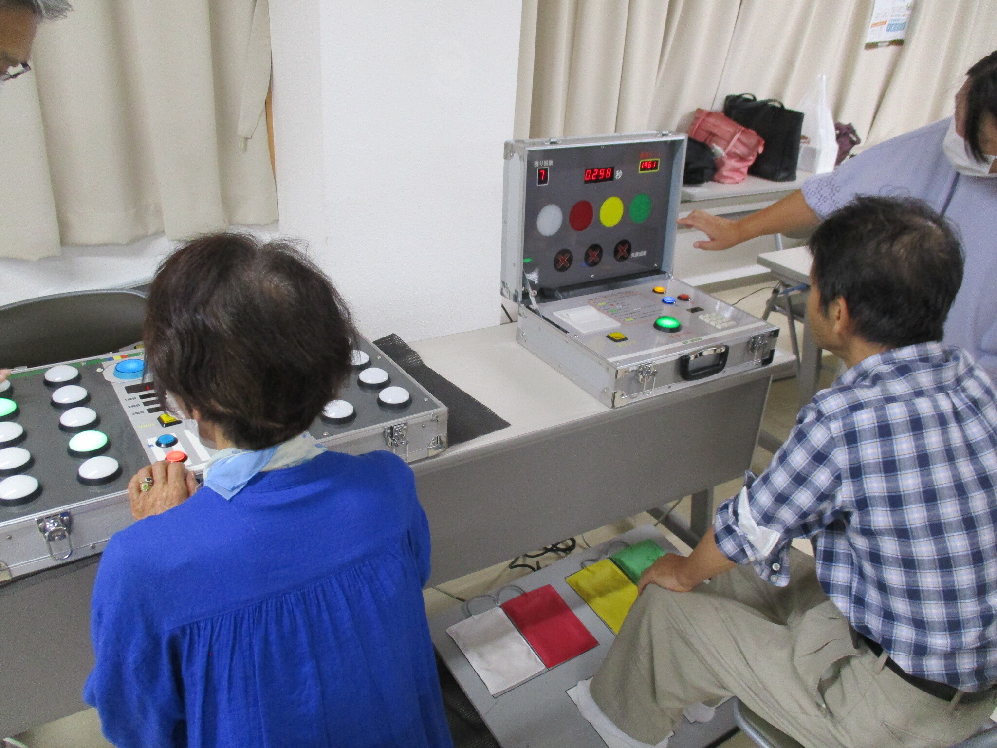 タブレット型認知機能検査を体験する様子