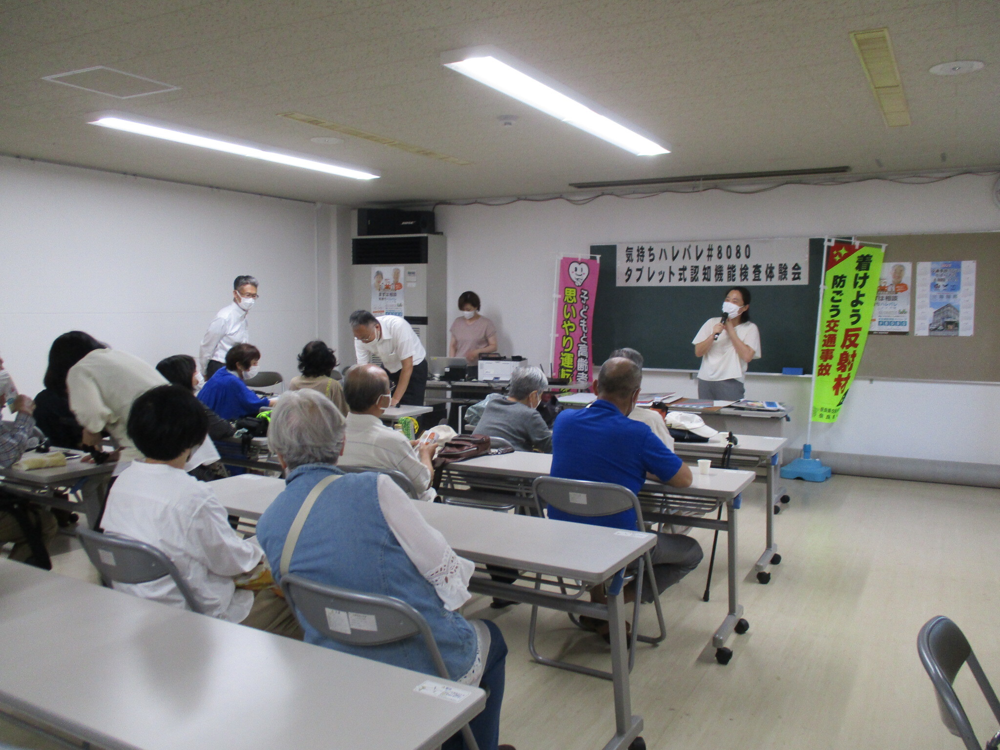 保健師等が#8080について説明する様子