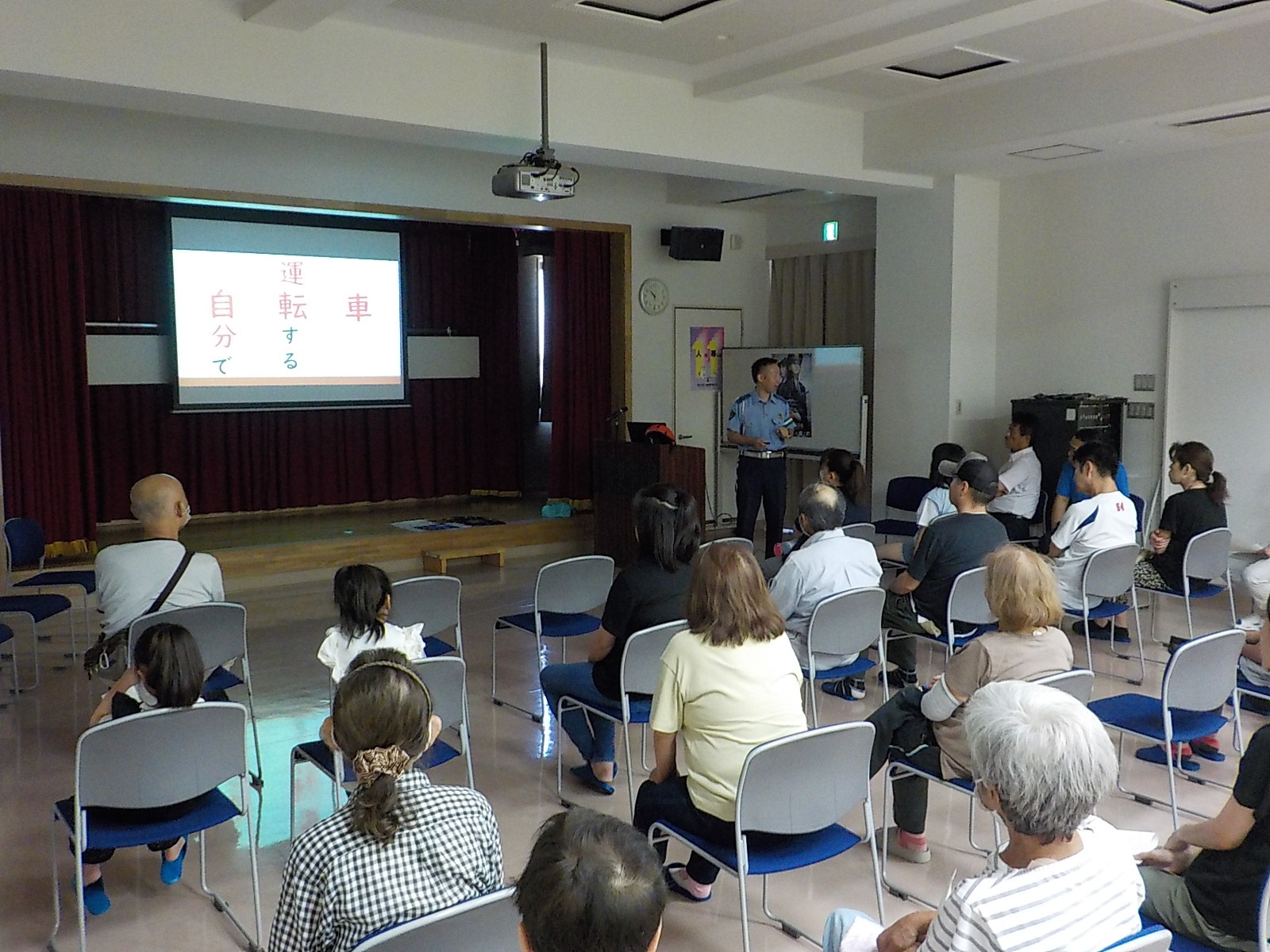五條署員が防犯講習を行う様子