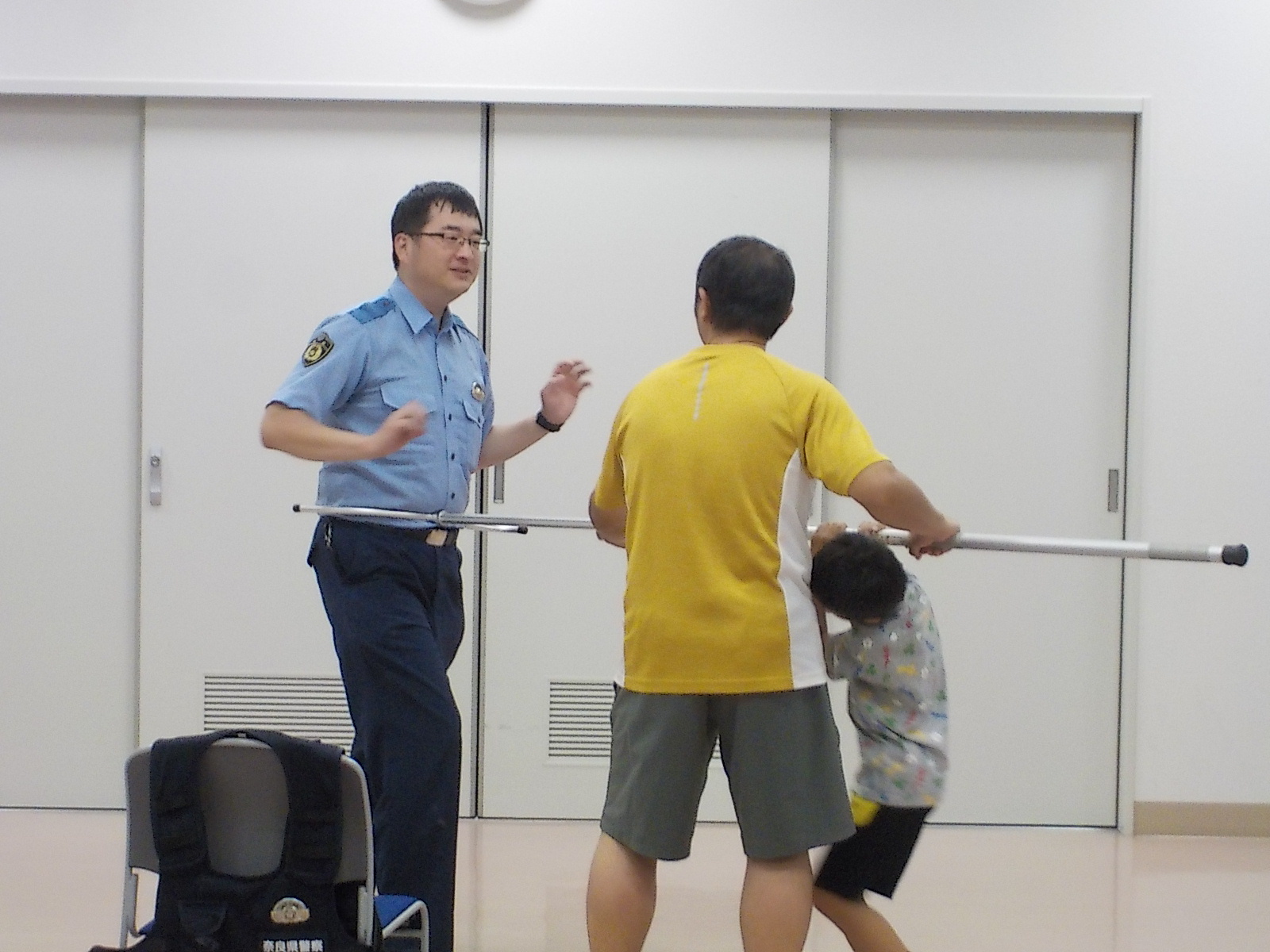 装備資機材を紹介し、実際に持つ訓練を行う様子