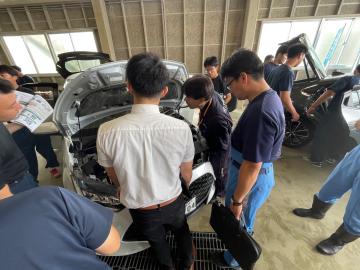 車内の設備について教養を受ける様子