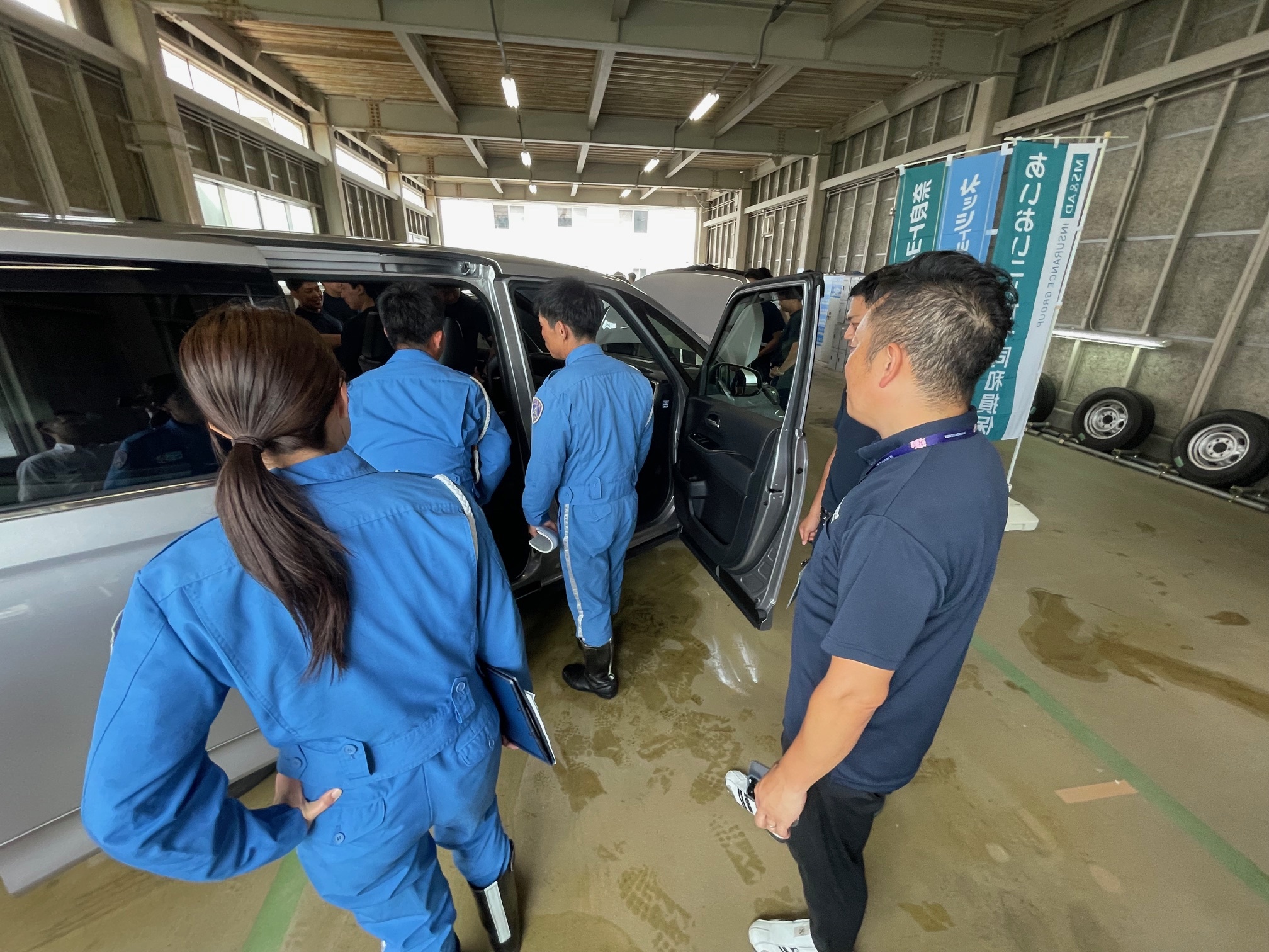 講師の方の説明を受けながら車内を確認する様子